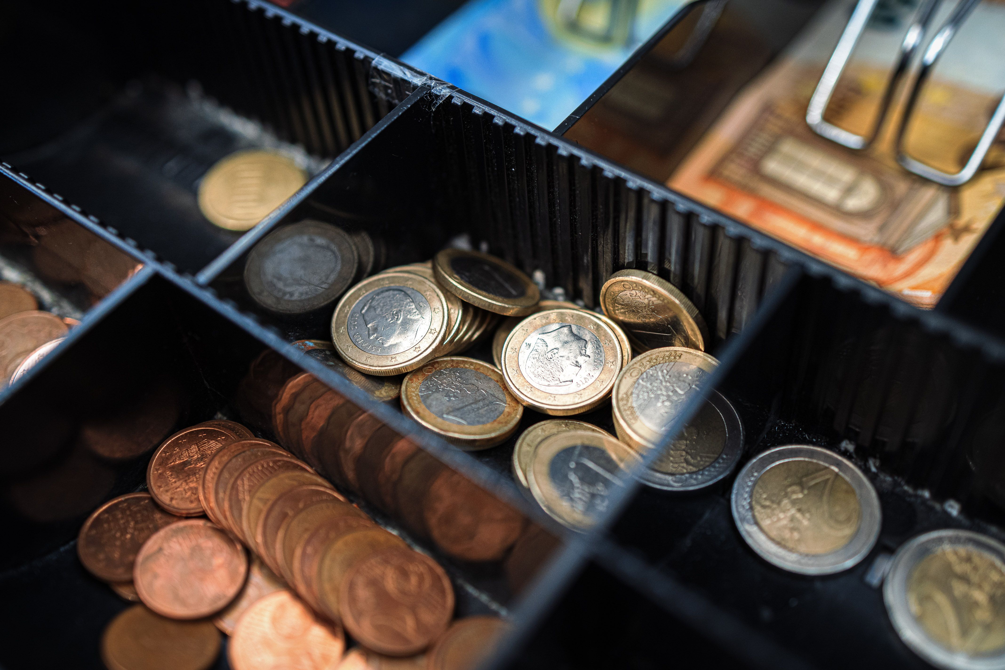 Monedes en una caixa | Jordi Borràs (ACN)