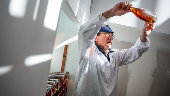 Pere Escolar, director de Cavas Jaume Serra, en una visita de VIA Empresa a les instal·lacions