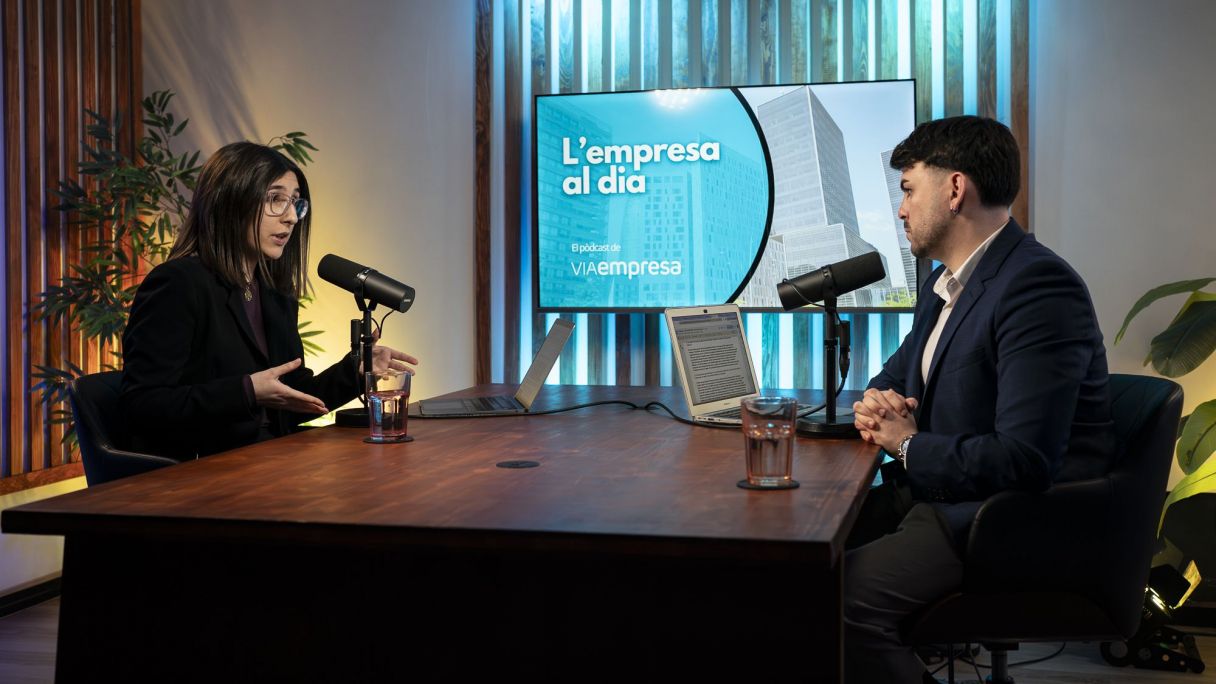 Natàlia Bosch i Carlos Rojas durant l'enregistrament del cinquè episodi de 'L'empresa al dia' | Mireia Comas