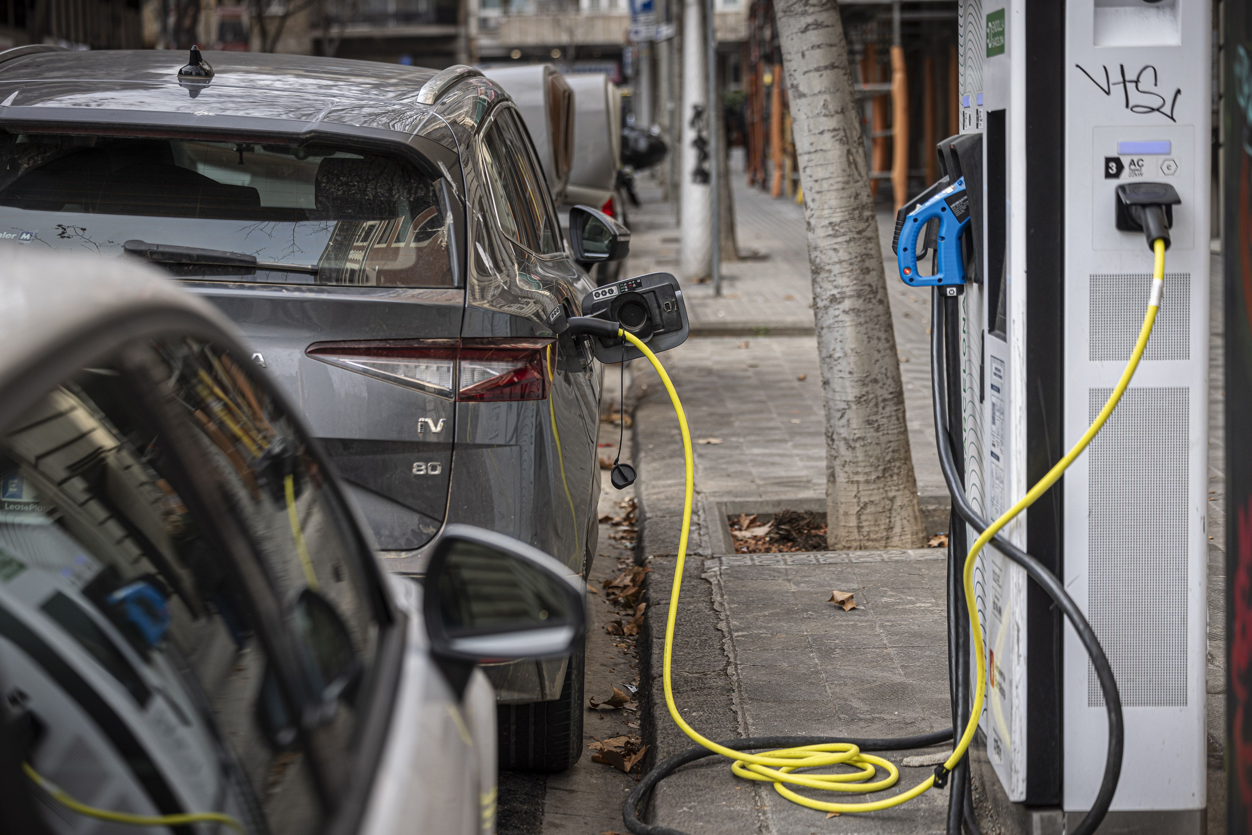 Un cotxe elèctric recarregant-se mentre està aparcat | Jordi Borràs (ACN)