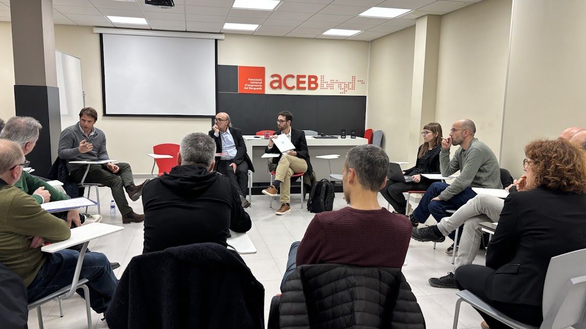 Diverses persones debaten durant una sessió de l'Aceb | Cedida