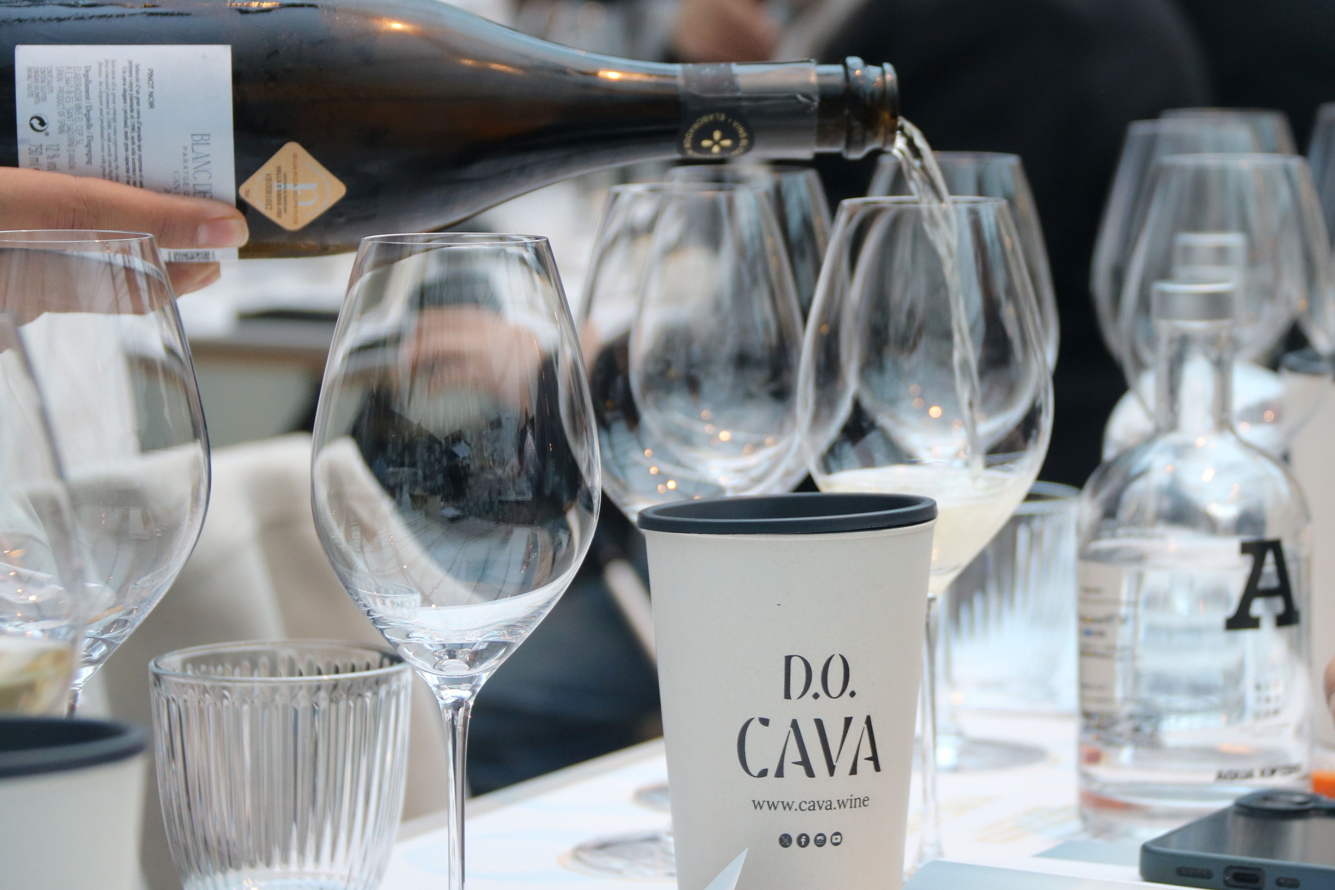Una botella de la DO Cava y varias copas | Maria Asmarat (ACN)