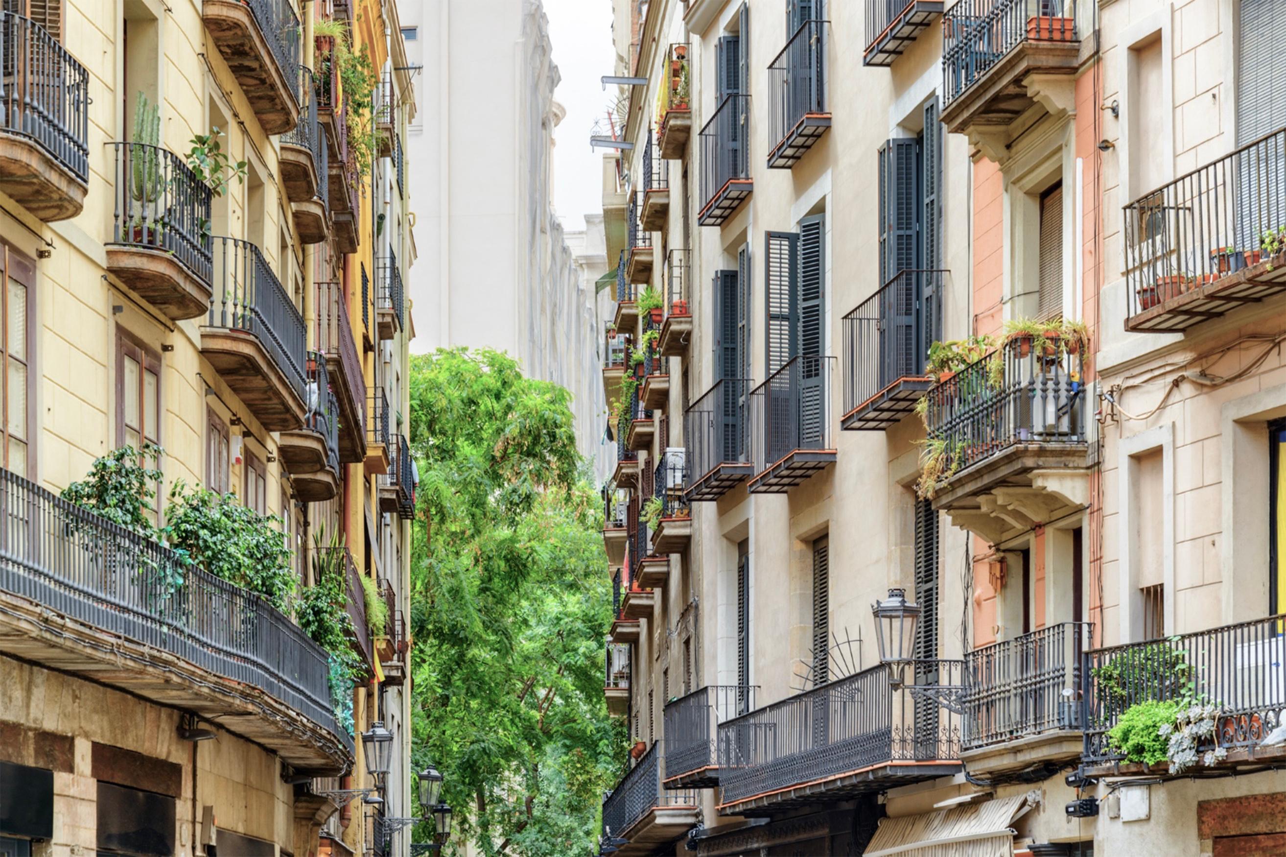 Balcons de finques antigues al Barri Gòtic de Barcelona | iStock