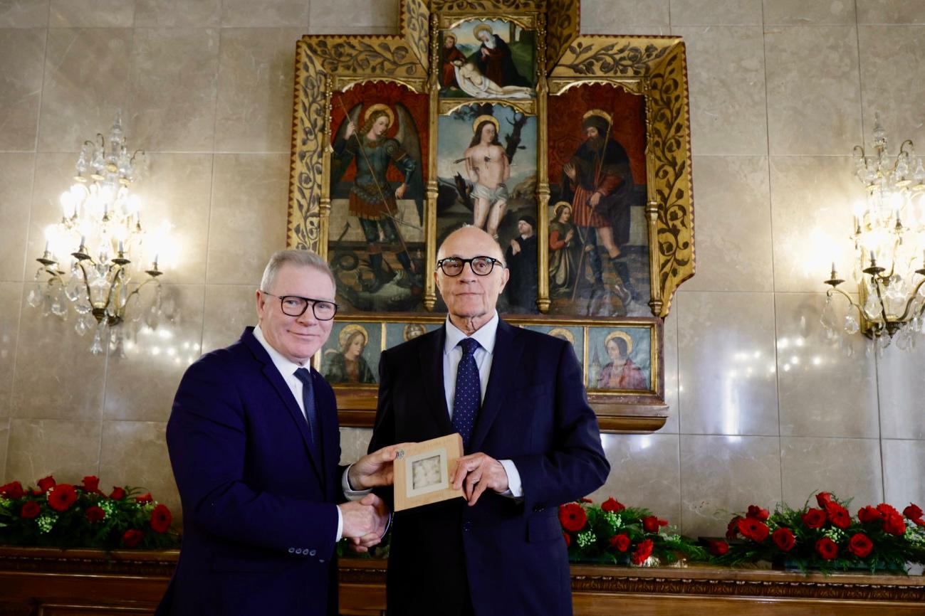 El secretari Juli Fernández i Josep Oliu | Cedida