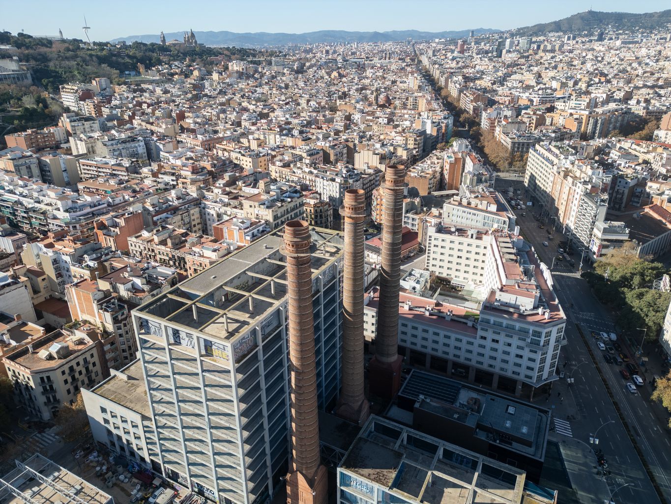 Vista aèria dels jardins de les Tres Xemeneies amb l'avinguda del Paral·lel | Martí Petit (Imatges Barcelona)