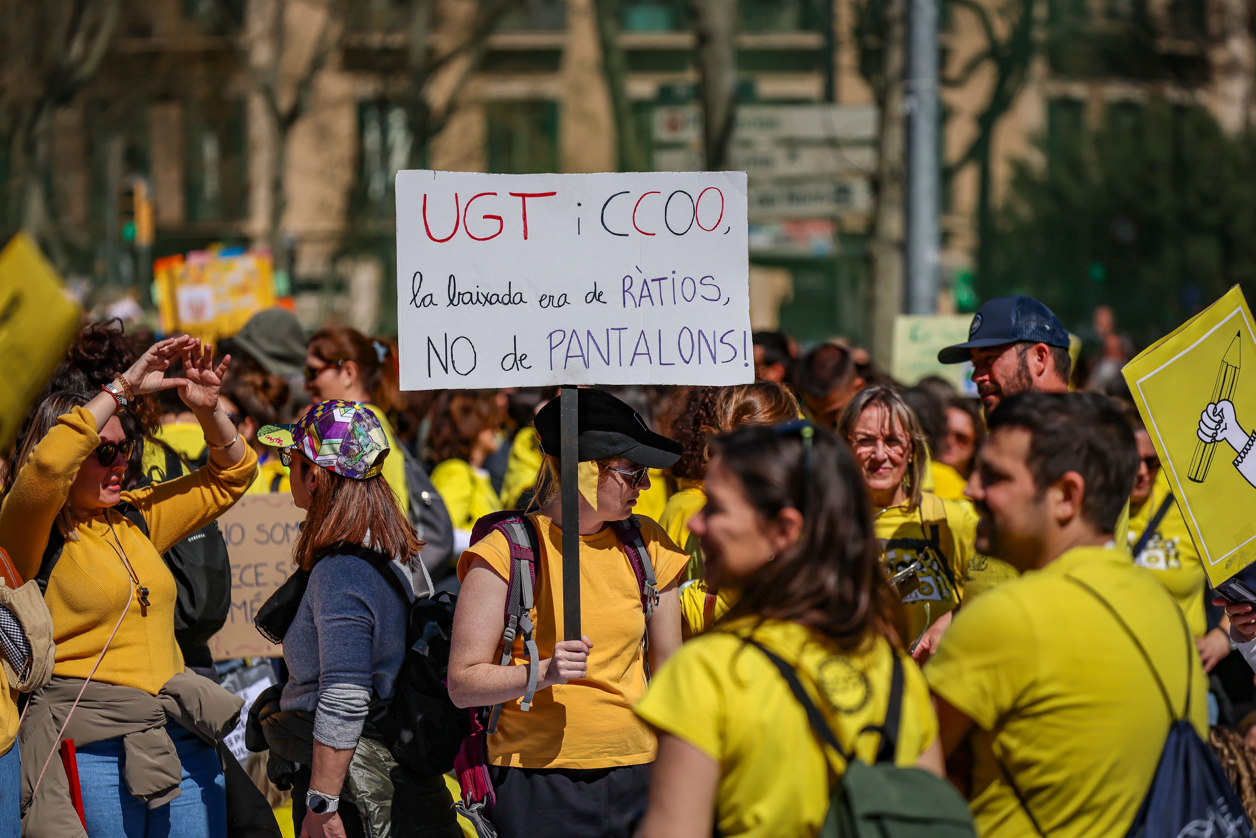 Una pancarta contra el acuerdo de Educació con CCOO y UGT en la manifestación de este viernes | ACN
