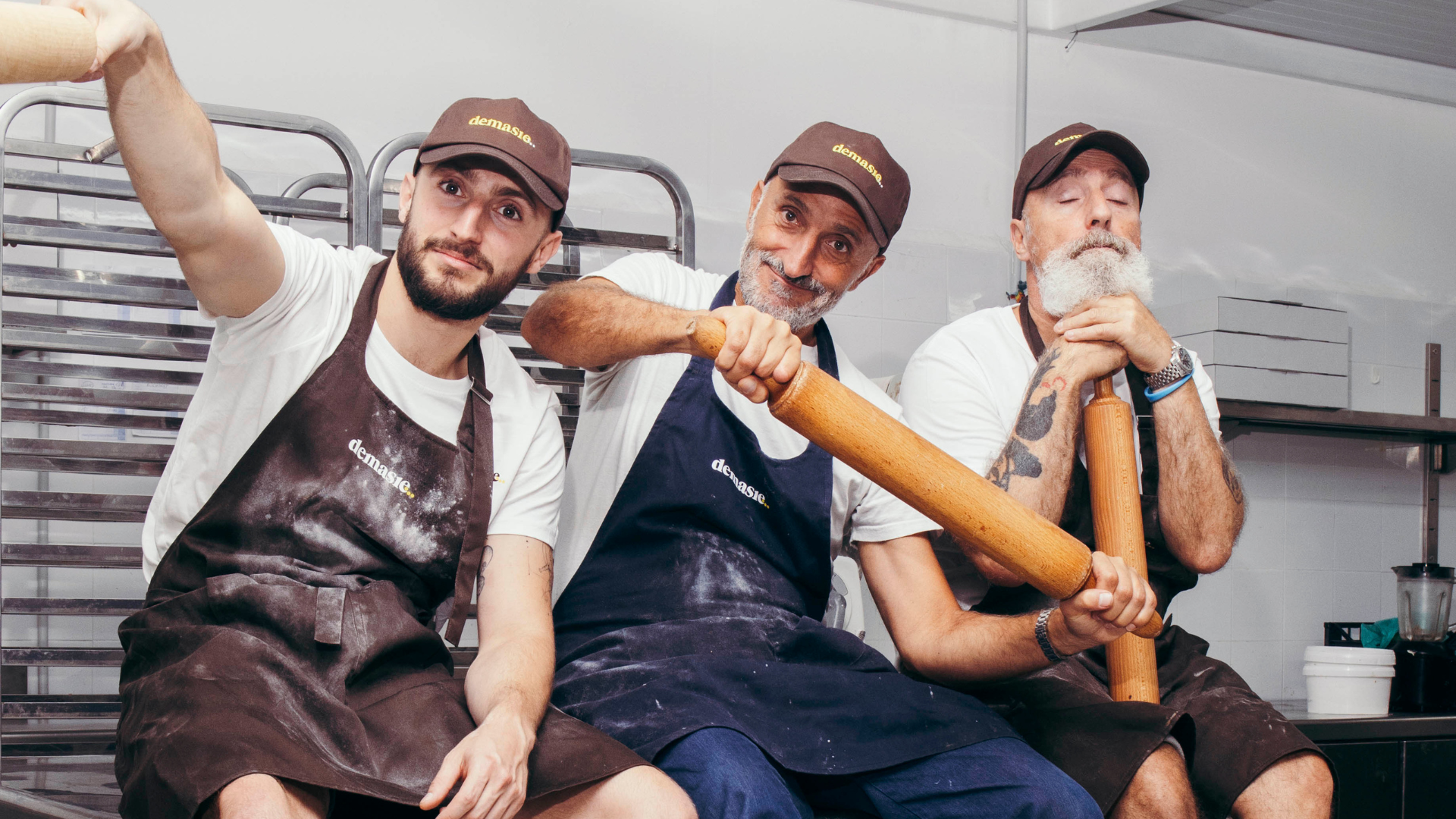 D’esquerra a dreta, Oriol, Marc i Miquel Escursell, família i equip al capdavant de Demasié | Cedida