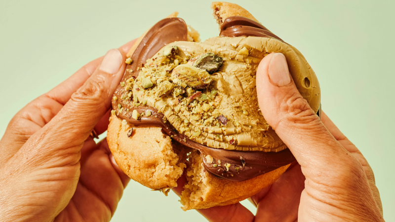 Una de les galetes de Demasié, farcida amb Nutella i festucs | Cedida