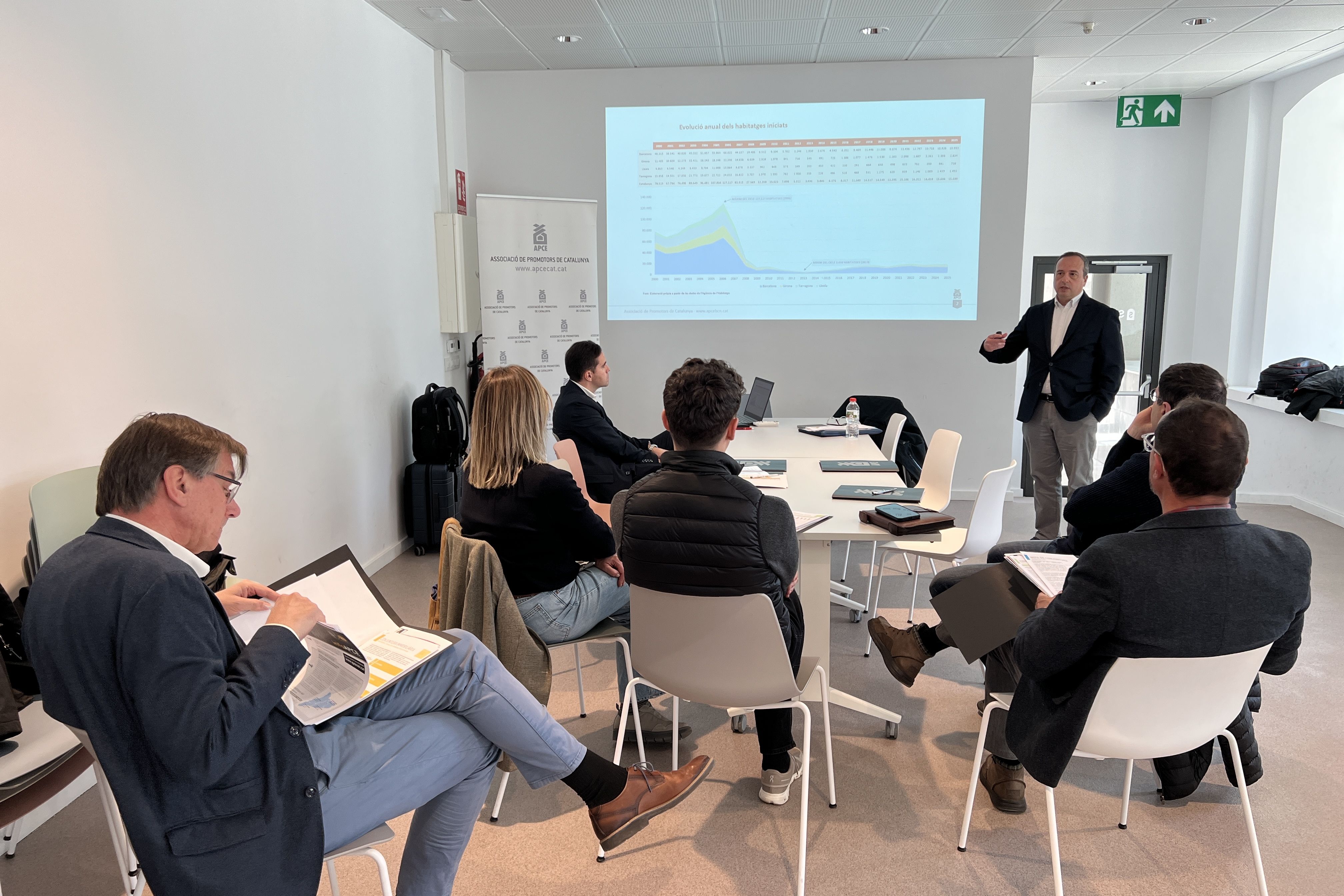 El director general de l'APCE, Marc Torrent, presentant un informe sobre la conjuntura immobiliària a l'Alt Pirineu i Aran | Albert L. Cobo (ACN)
