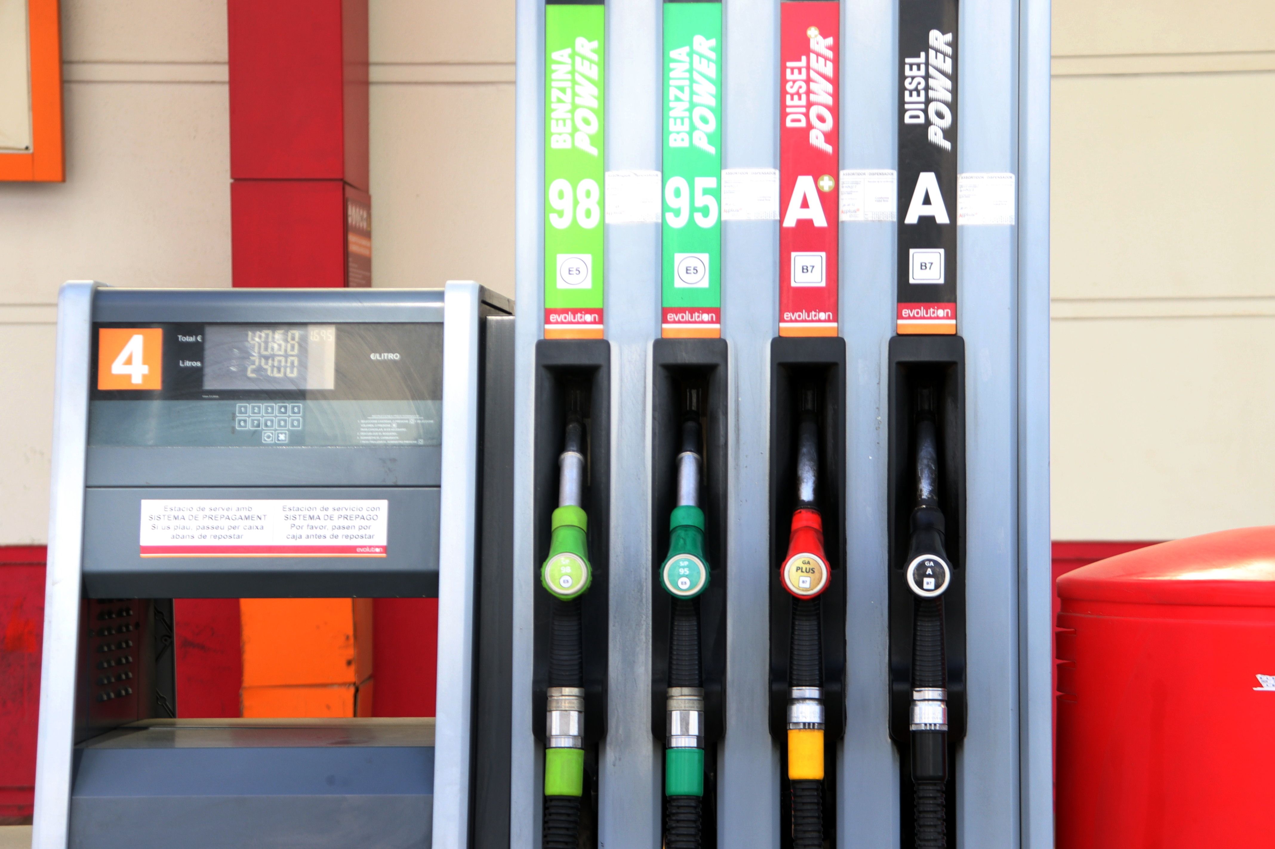 Sortidors en una benzinera de Badalona el dia en què entra en vigor la rebaixa de l'IVA del 21 al 10% dels carburants | Laura Fíguls (ACN)