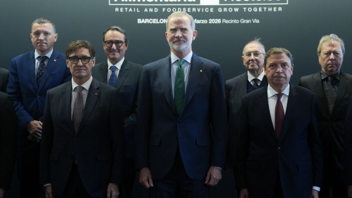 El president de la Generalitat, Salvador Illa, el rei Felipe VI, i el ministre d'Agricultura, Pesca i Alimentació, Luis Planas, durant la inauguración del saló | Europa Press