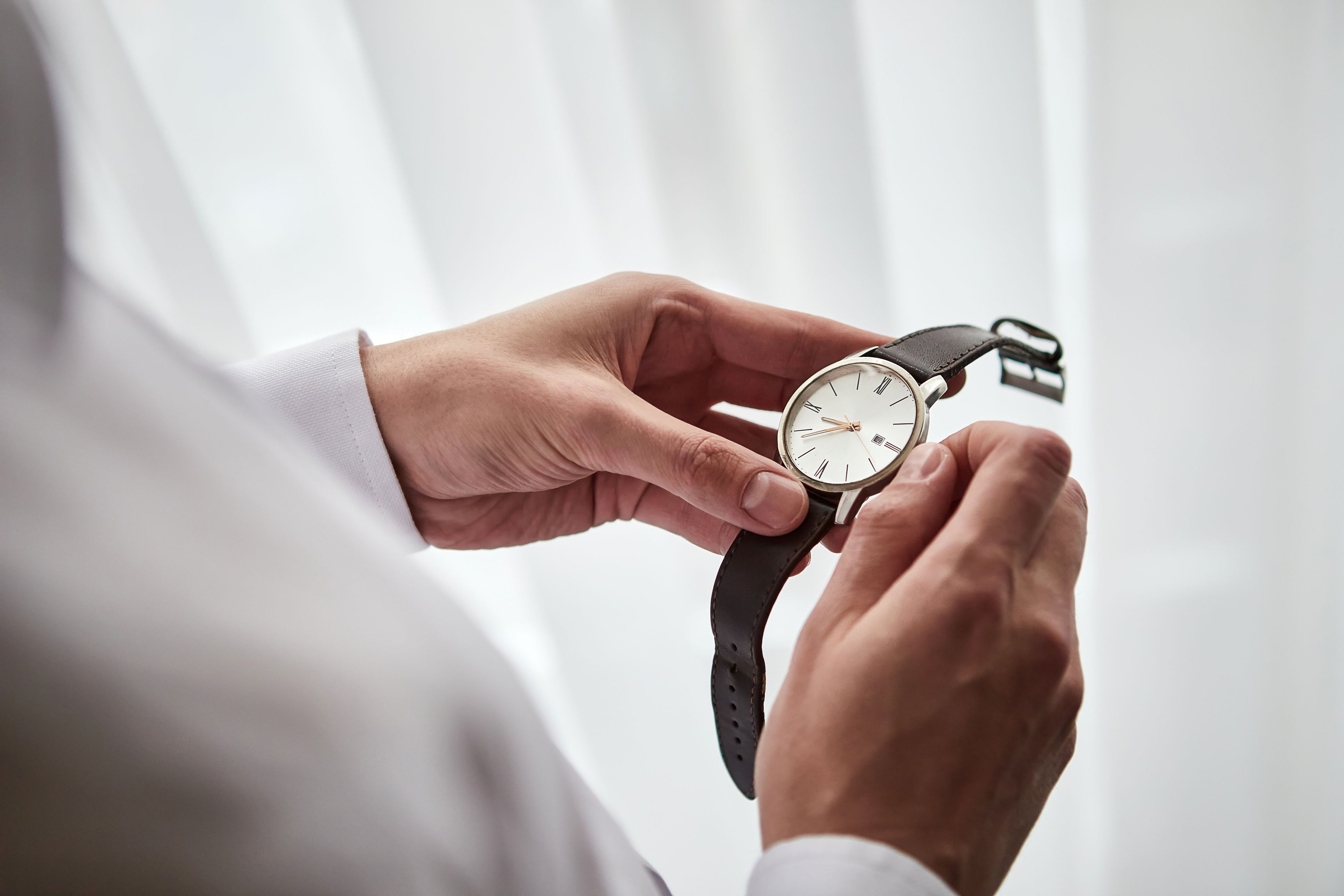 Un home ajusta l'hora del seu rellotge | iStock