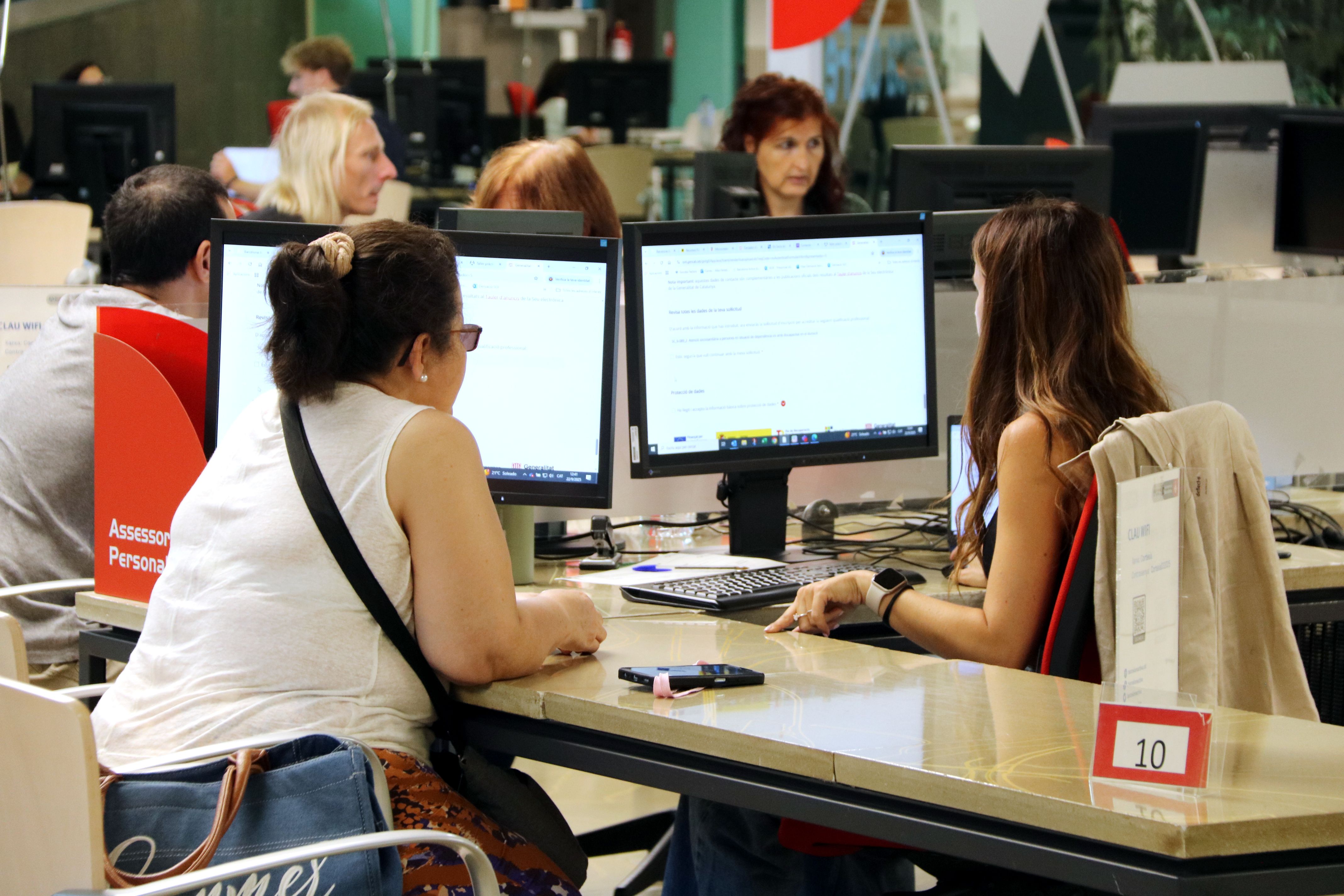 Una usuària a l'espai Porta 22 de Barcelona Activa, centre amb serveis i recursos per a l'ocupació i la carrera professional  | Jordi Bataller (ACN)