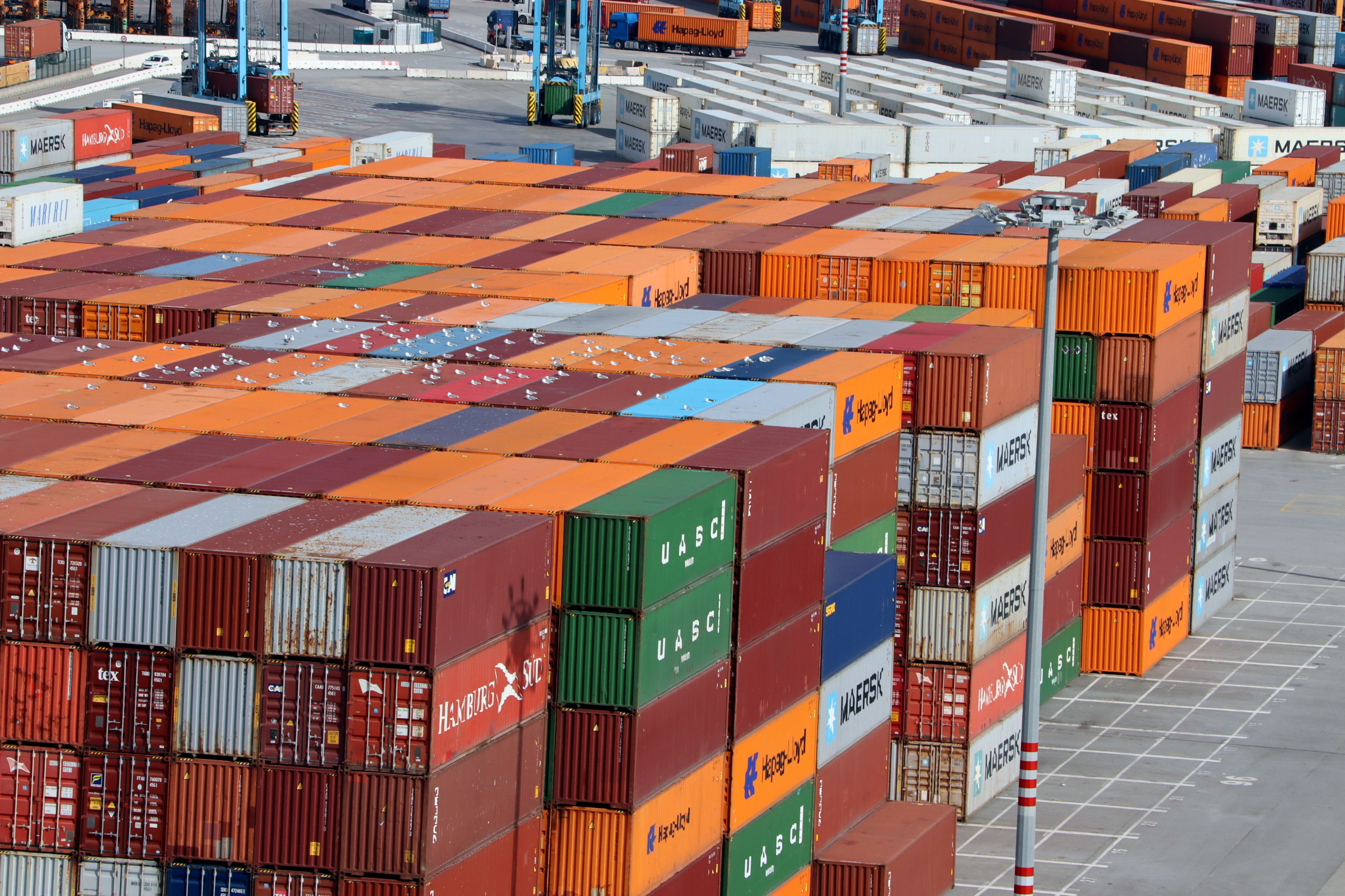 Contenedores de mercaderias preparados en la Zona Franca del Puerto de Barcelona para la exportación | Gerard Escaich Folch (ACN)