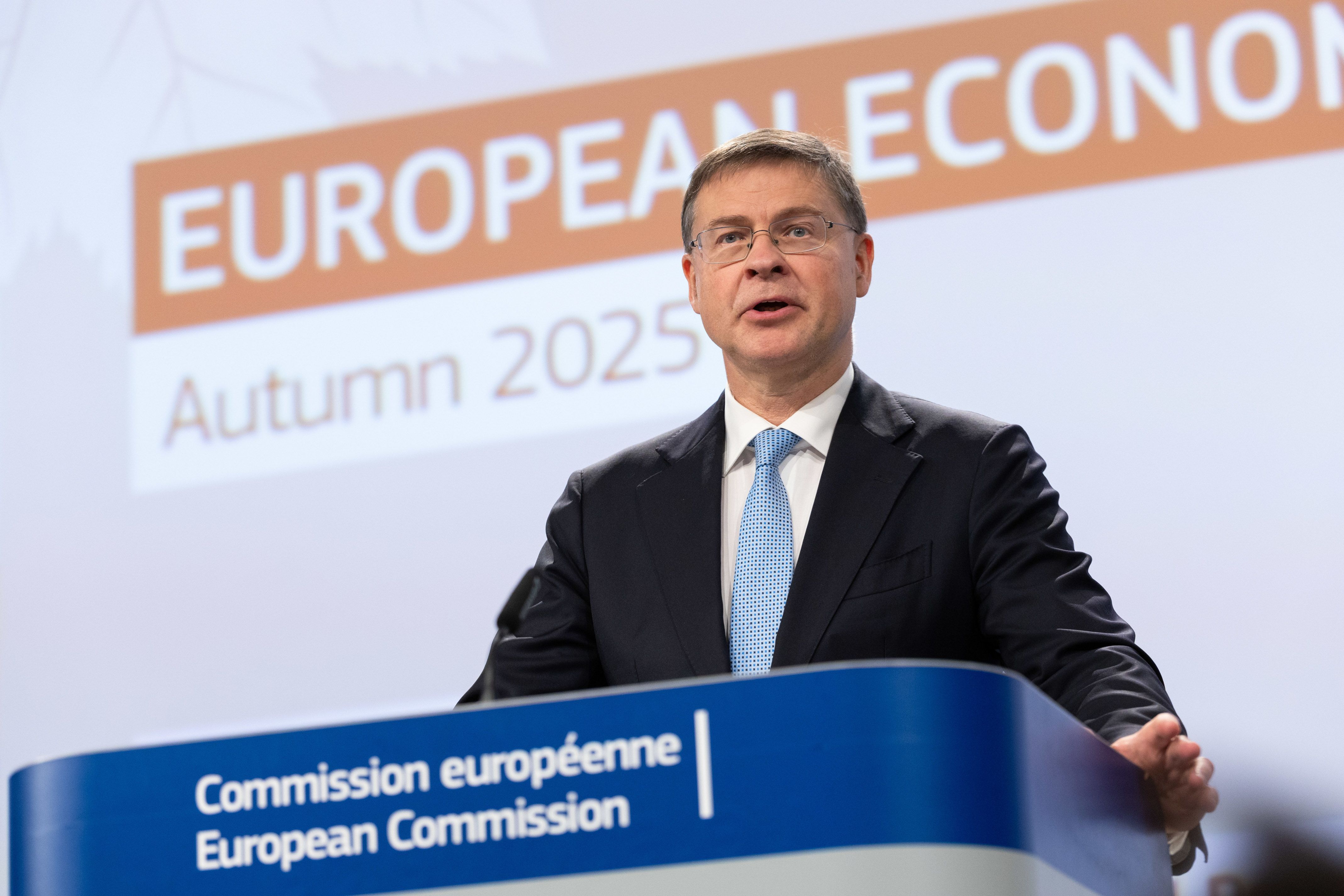 El comisario europeo de Economía, Valdis Dombrovskis, en rueda de prensa en la Comisión Europea para presentar las previsiones económicas de otoño | Unió Europea