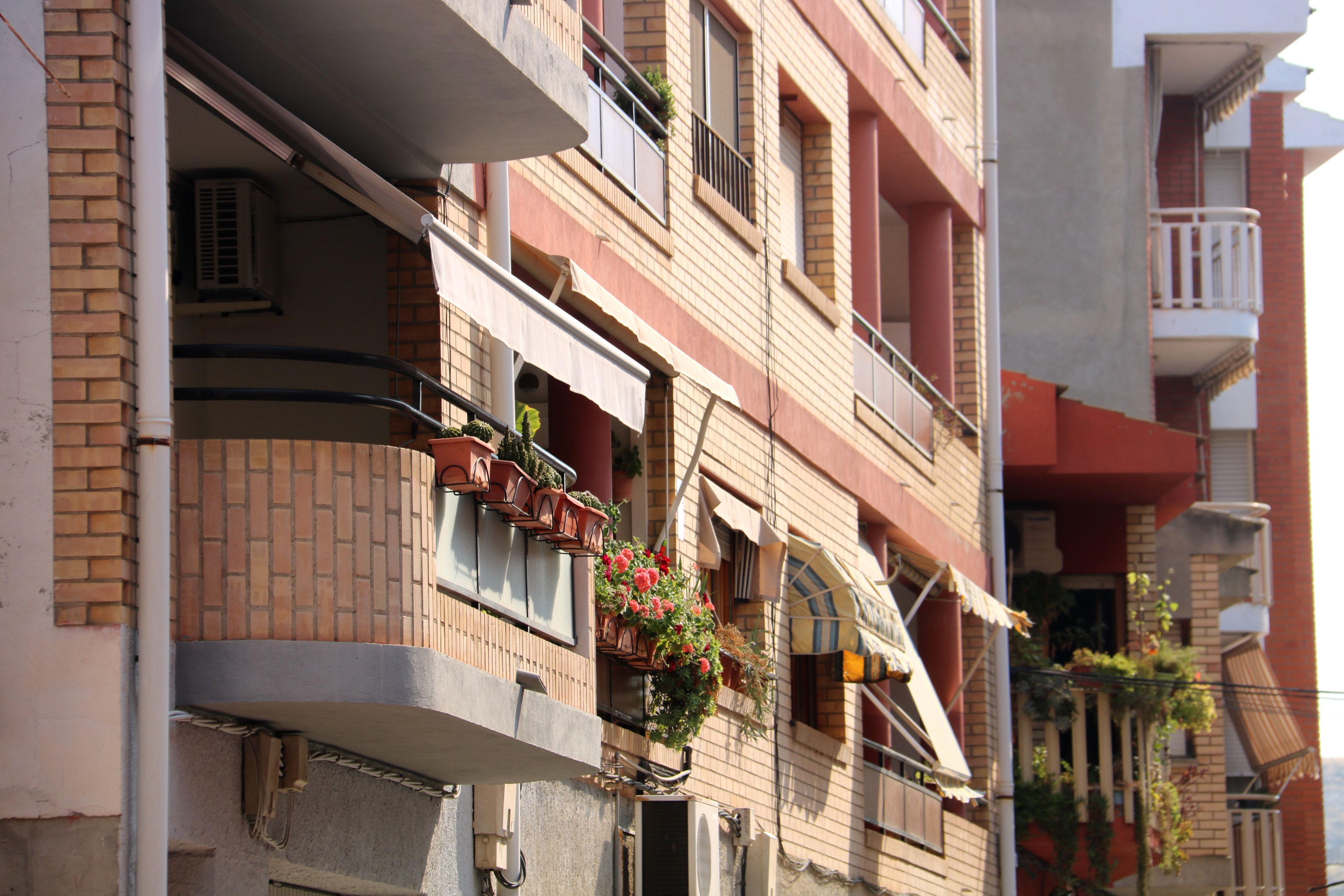 Balcons i finestres amb els tendals estesos a la Granja d'Escarp | Alba Mor (ACN)