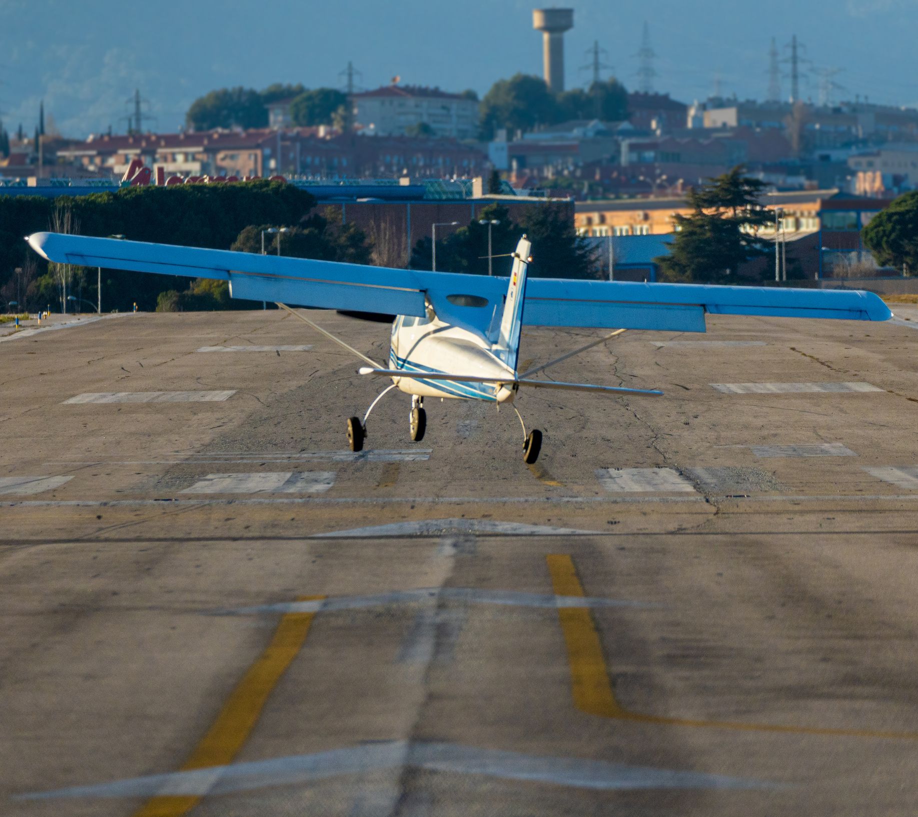 Una avioneta aterra a l'aeroport de Sabadell, amb el paisatge de Sant Quirze del Vallès de fons | iStock