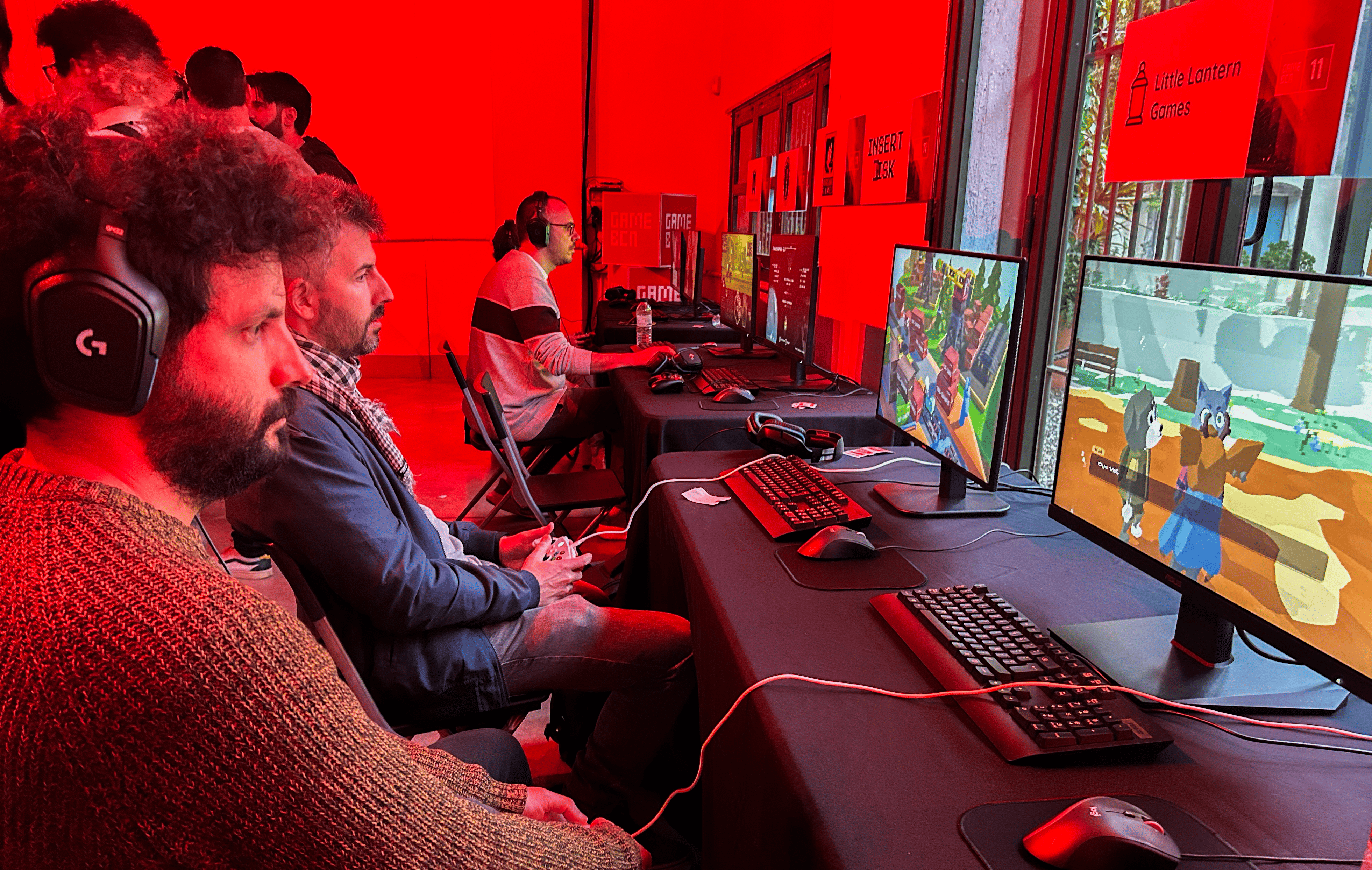 Un dels assistents de l'acte d'inici de l'11a edició de GameBCN provant 'The Well’s Blessing', el videojoc de Big Stretch | GameBCN