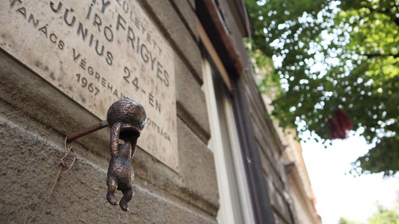 Estàtua de Winnie-the-Pooh a l’aire, de Kolodko, situada sota la placa de Frigyes Karinthy, qui va transcriure el conte a l’hongarès | Kolodko Art (Facebook) Estàtua de Winnie-the-Pooh a l’aire, de Kolodko, situada sota la placa de Frigyes Karinthy, qui va transcriure el conte a l’hongarès | Kolodko Art (Facebook)