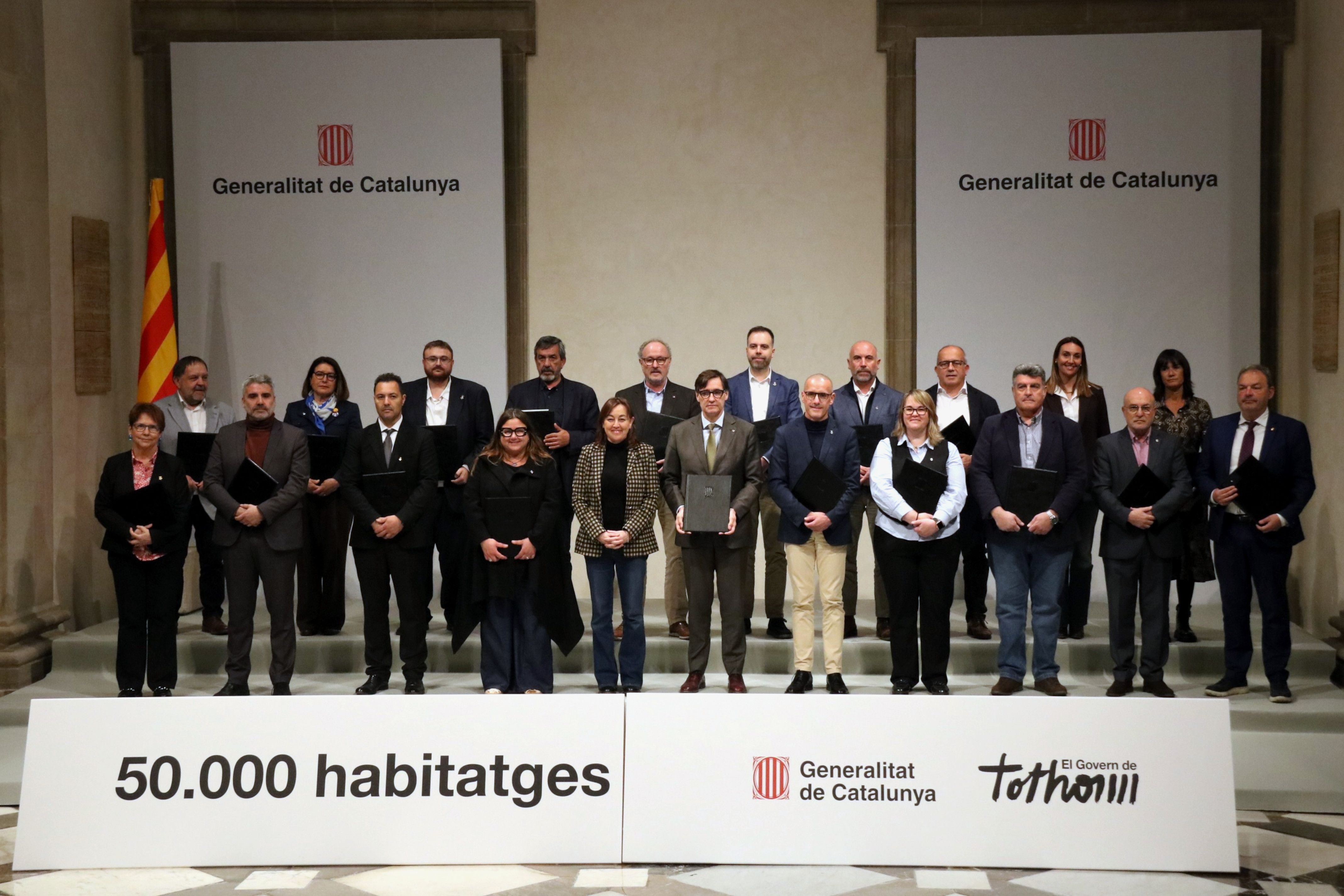 El president de la Generalitat, Salvador Illa, i la consellera de Territori, Habitatge i Transició Ecològica, Sílvia Paneque, amb els alcaldes que han firmat el nou conveni per licitar solars | Andrea Salazar (ACN)
