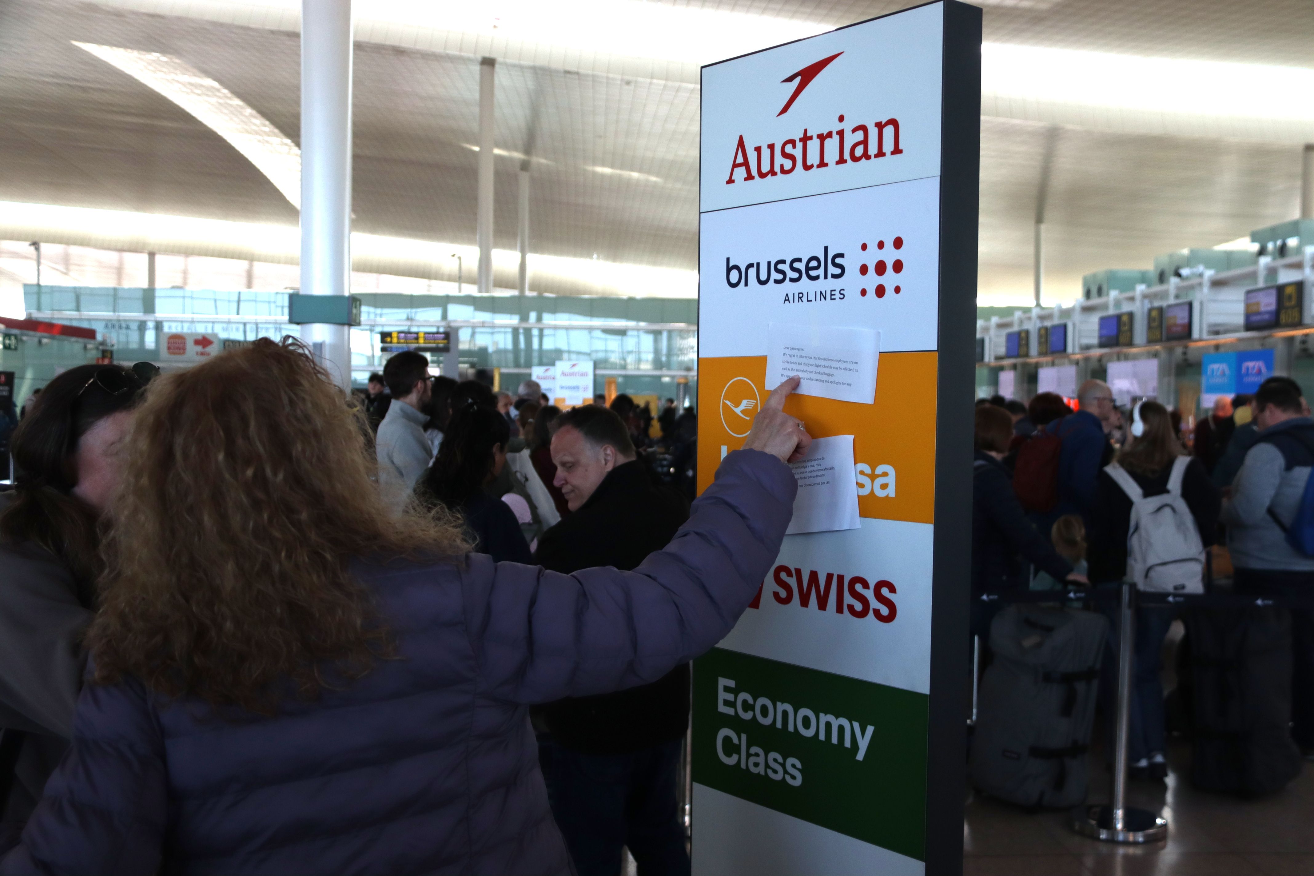 Una dona llegeix l'avís de convocatòria de vaga per part de Groundforce | Gerard Escaich / Maria Asmarat (ACN)