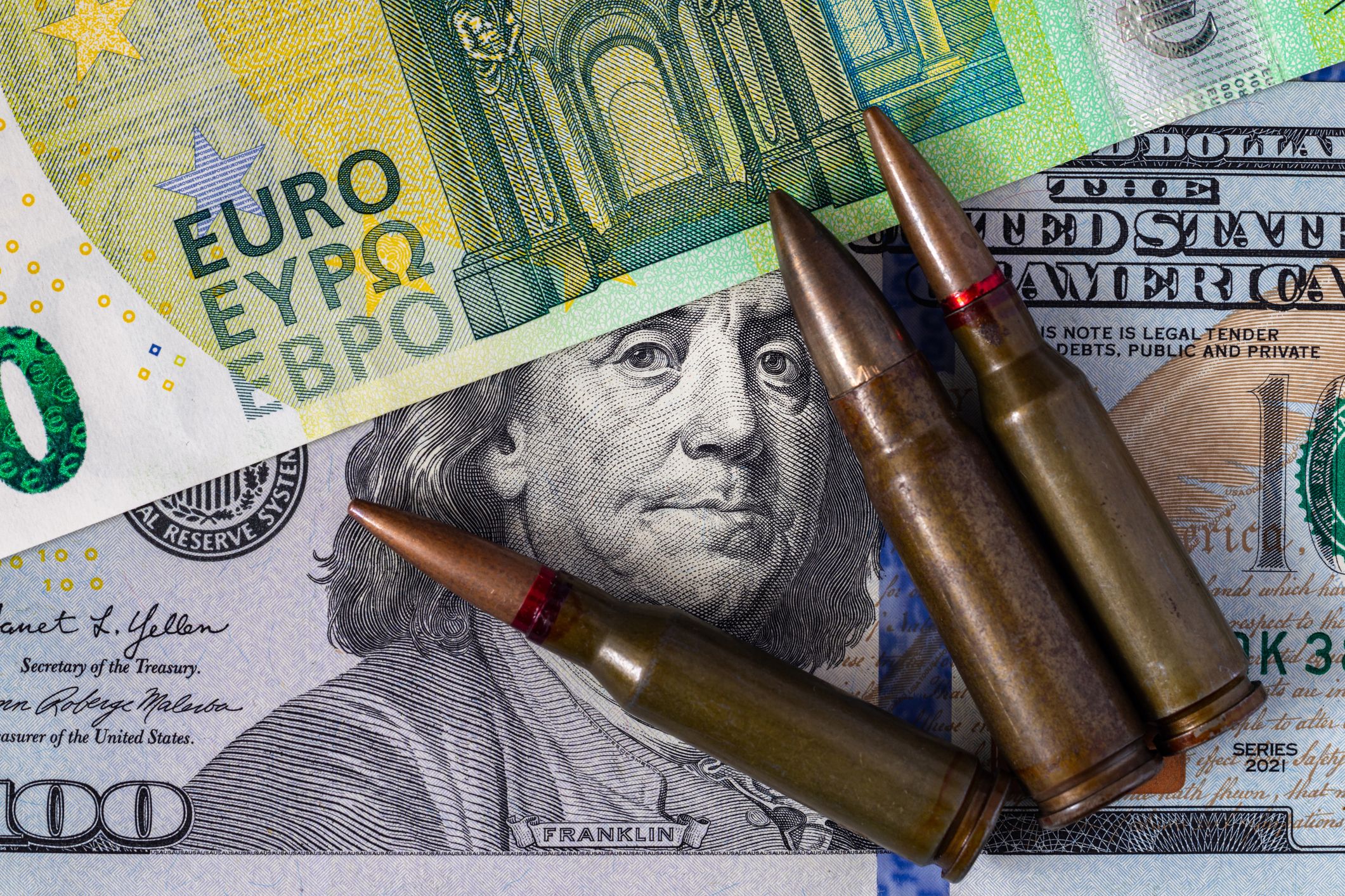 Dòlars americans i bales d'una metralladora | iStock