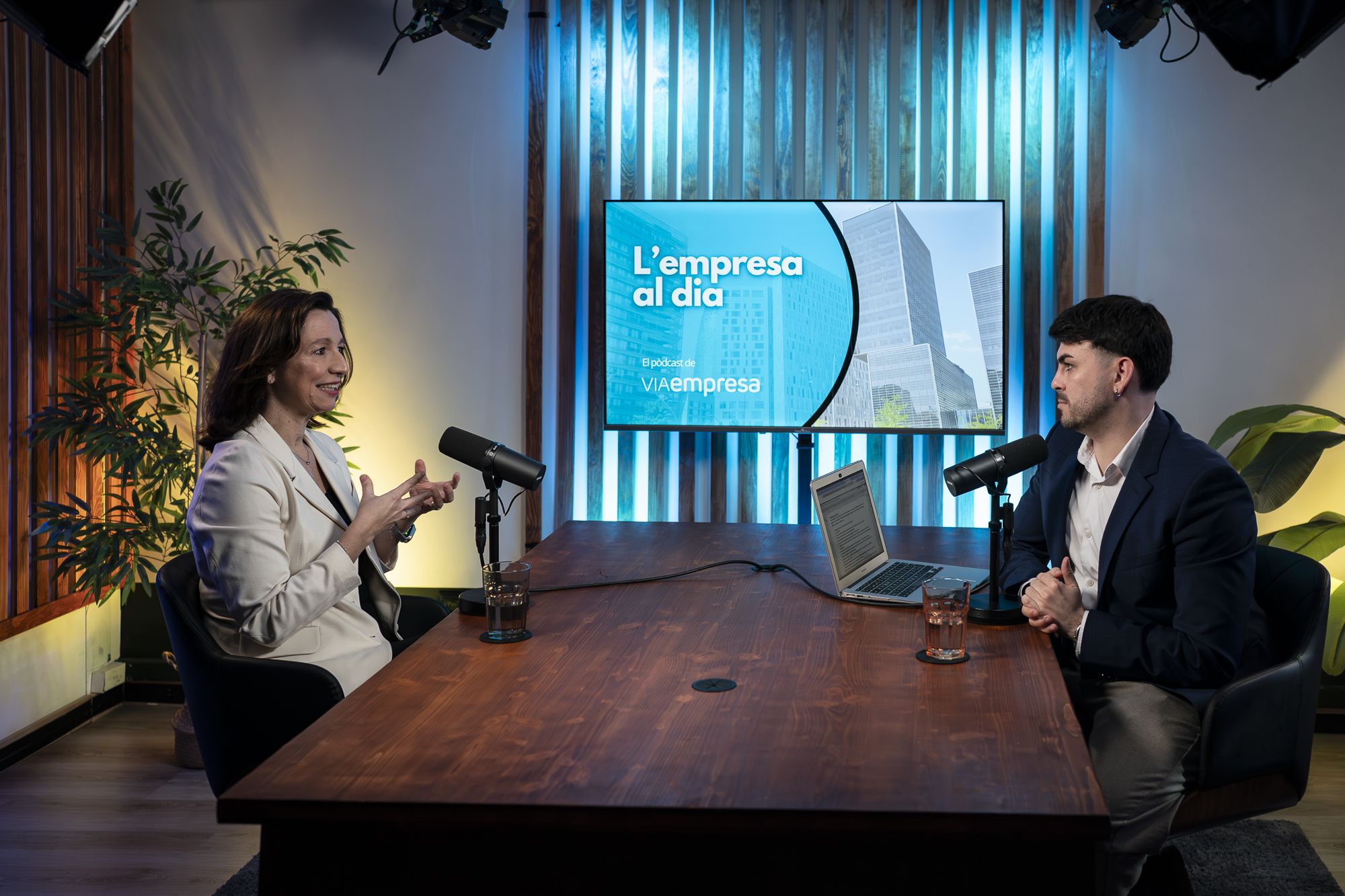 Helena Torras i Carlos Rojas durant l'enregistrament del sisè episodi de la tercera temporada de 'L'empresa al dia' | Mireia Comas