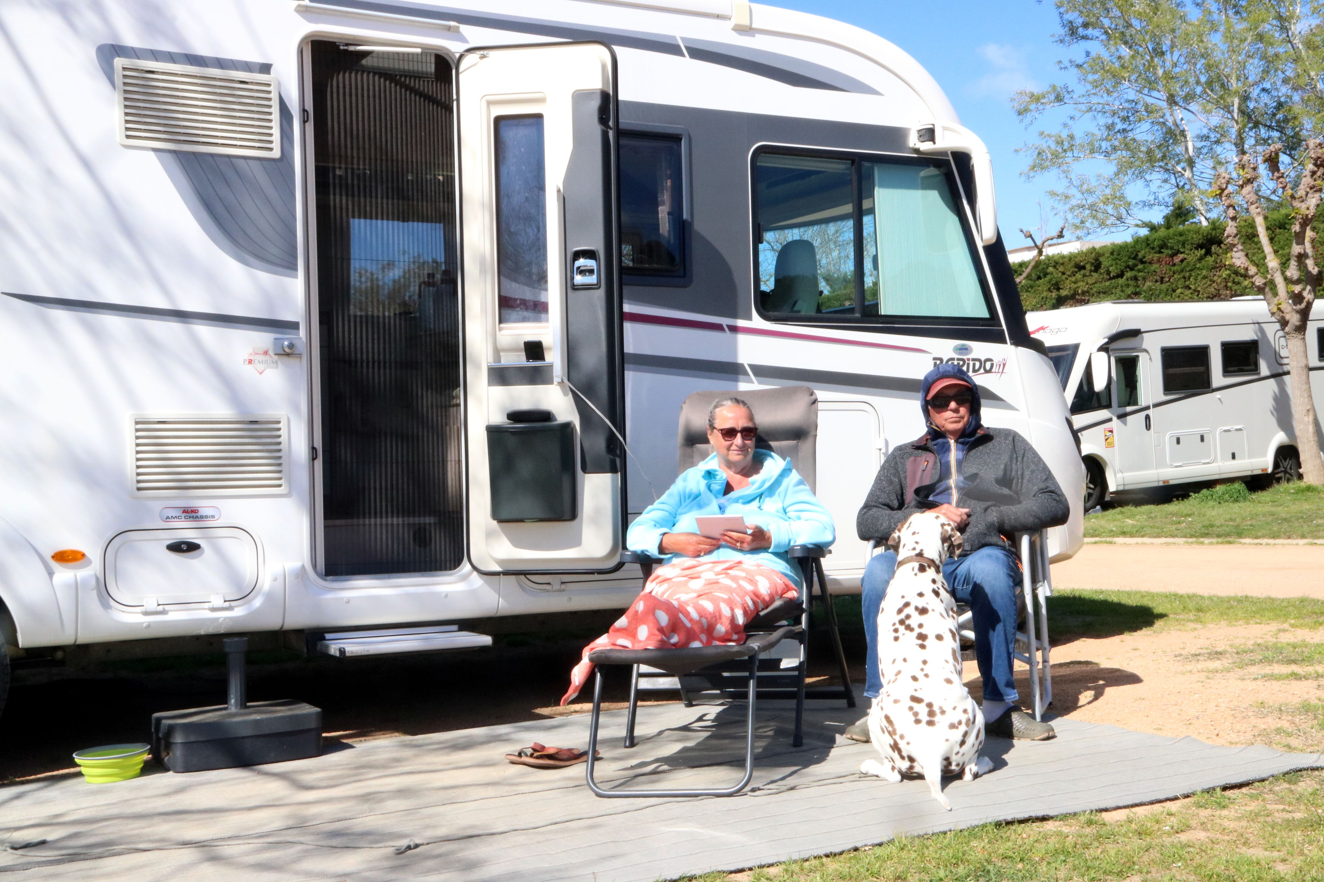 Una parella prenent el sol al càmping Salatà de Roses | Gemma Tubert / Berta Artigas Fontàs (ACN)