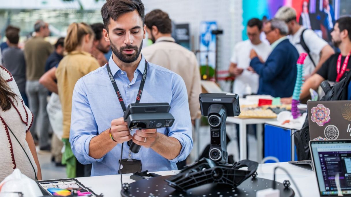 Un trabajador opera con una de las innovaciones del DFactory Barcelona | CZFB