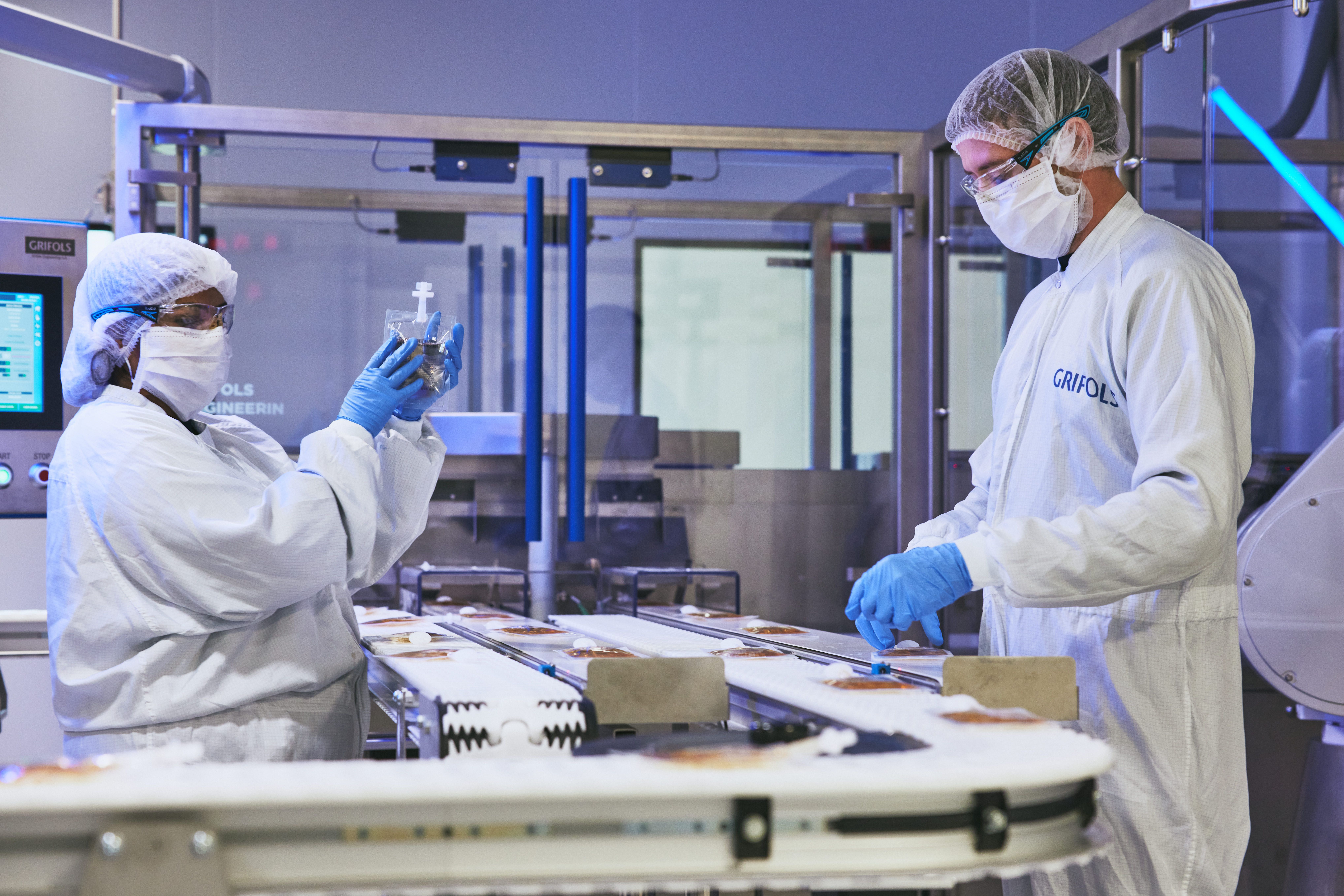 Treballadors de Grifols a l'àrea de bosses d'albúmina | Grifols