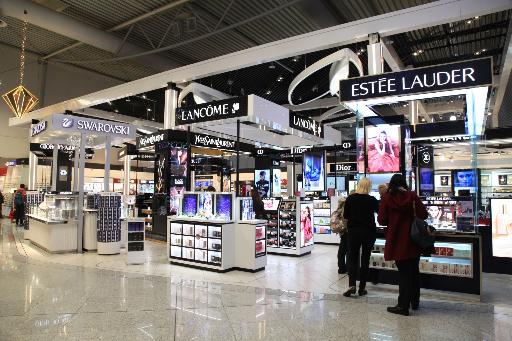 Una botiga d'Estée Lauder, en un aeroport | iStock