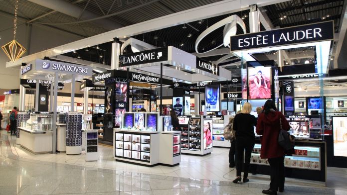 Una botiga d'Estée Lauder, en un aeroport | iStock