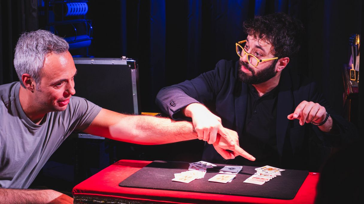 Pere Rafart, en una actuació de màgia de prop al Rei de la Màgia | Cedida Pere Rafart, en una actuació de màgia de prop al Rei de la Màgia | Cedida