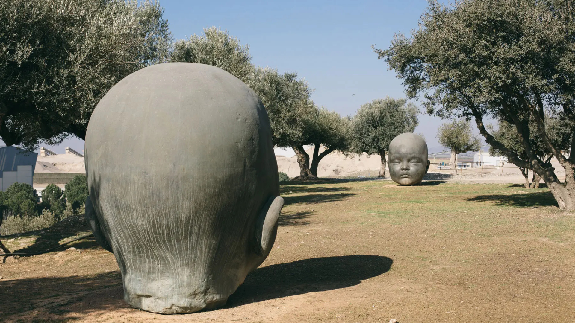 El conjunt escultòric ‘Dia i Nit’, del pintor i escultor Antonio López, al complex industrial de Sorigué, a Balaguer | Cedida