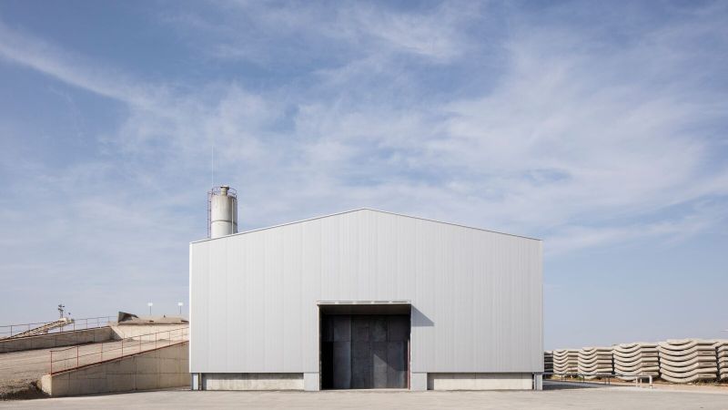 'Double Bind', la instal·lació escultòrica de l'artista Juan Muñoz que estableix un diàleg amb l’espai, la perspectiva, la verticalitat i la il·lusió | Cedida