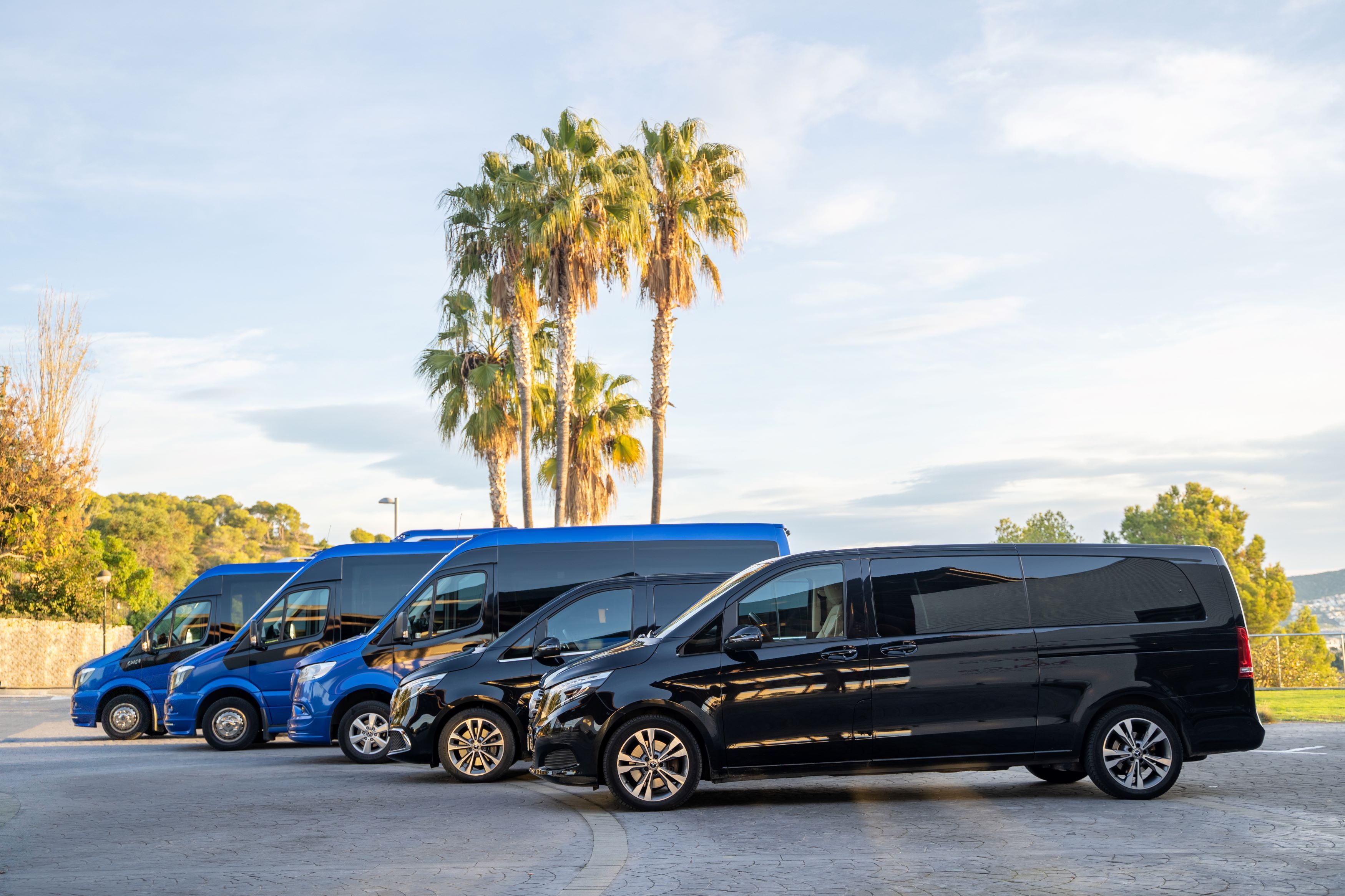 La flota de minibusos d’Esteve Business Cars, estacionats a Barcelona | Cedida