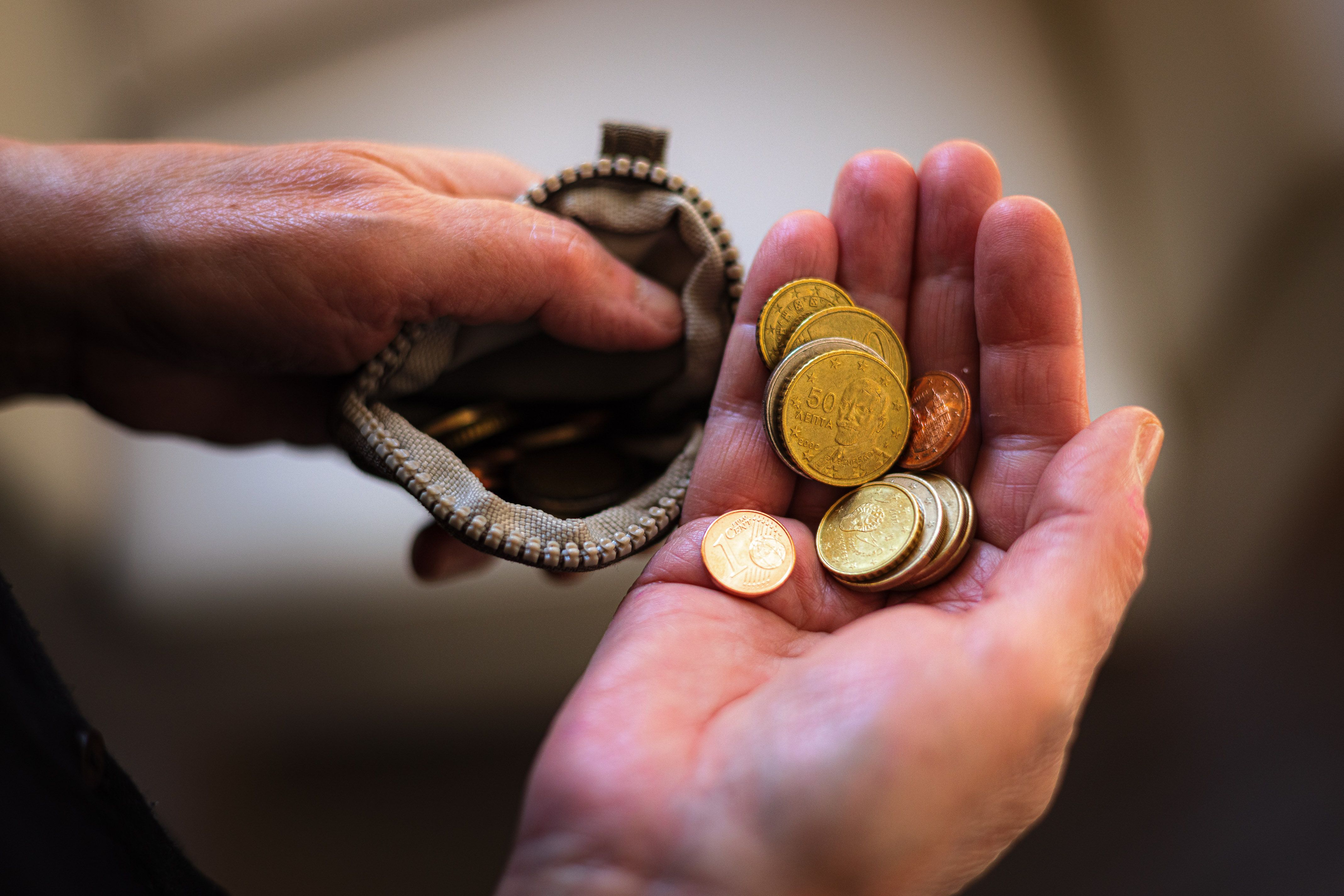 Una mà amb monedes | Jordi Borràs (ACN)