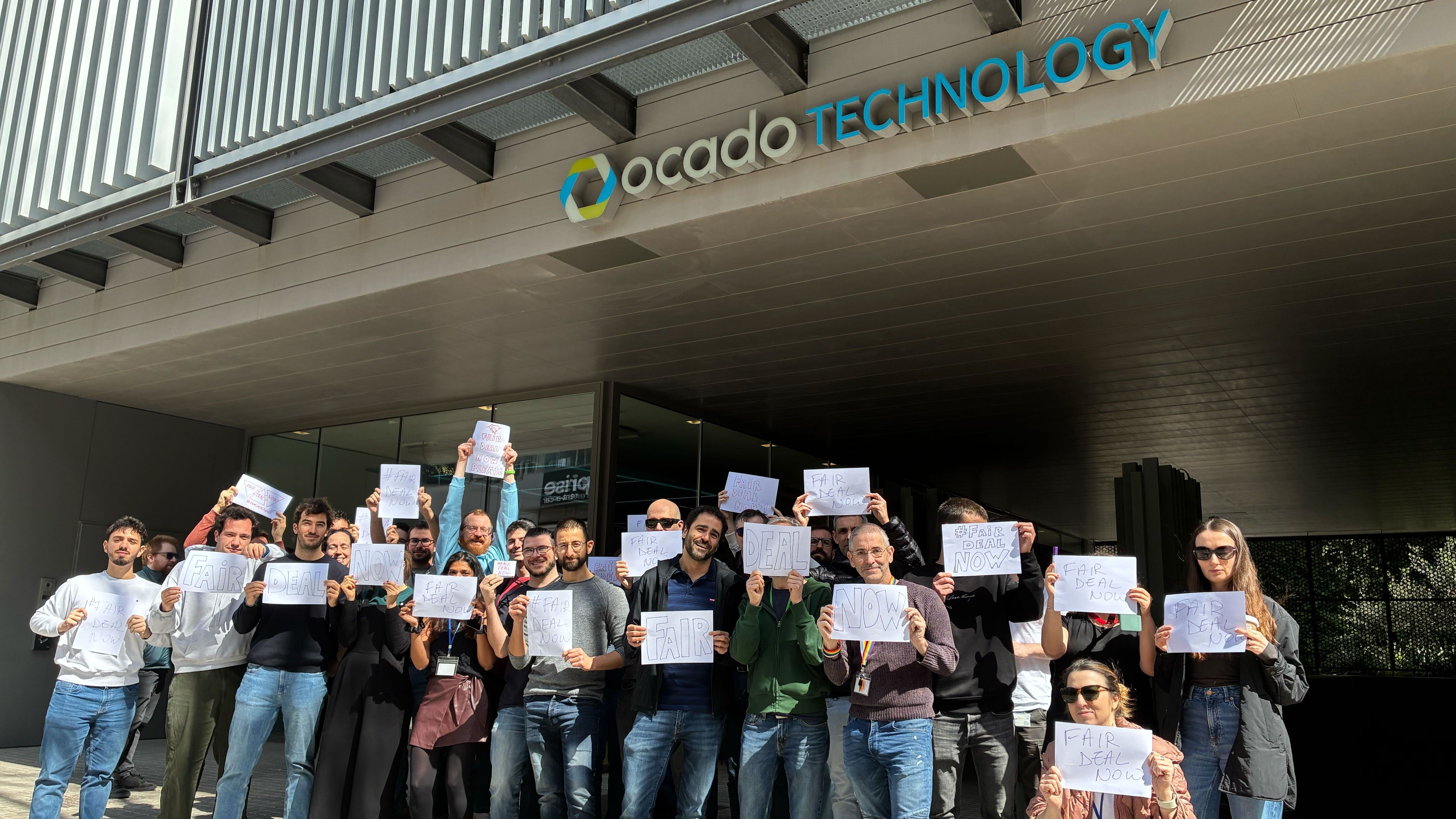 Membres de l'equip d'Ocado Technology protesten davant de les oficines de Barcelona per l'anunci de l'ERO | Cedida