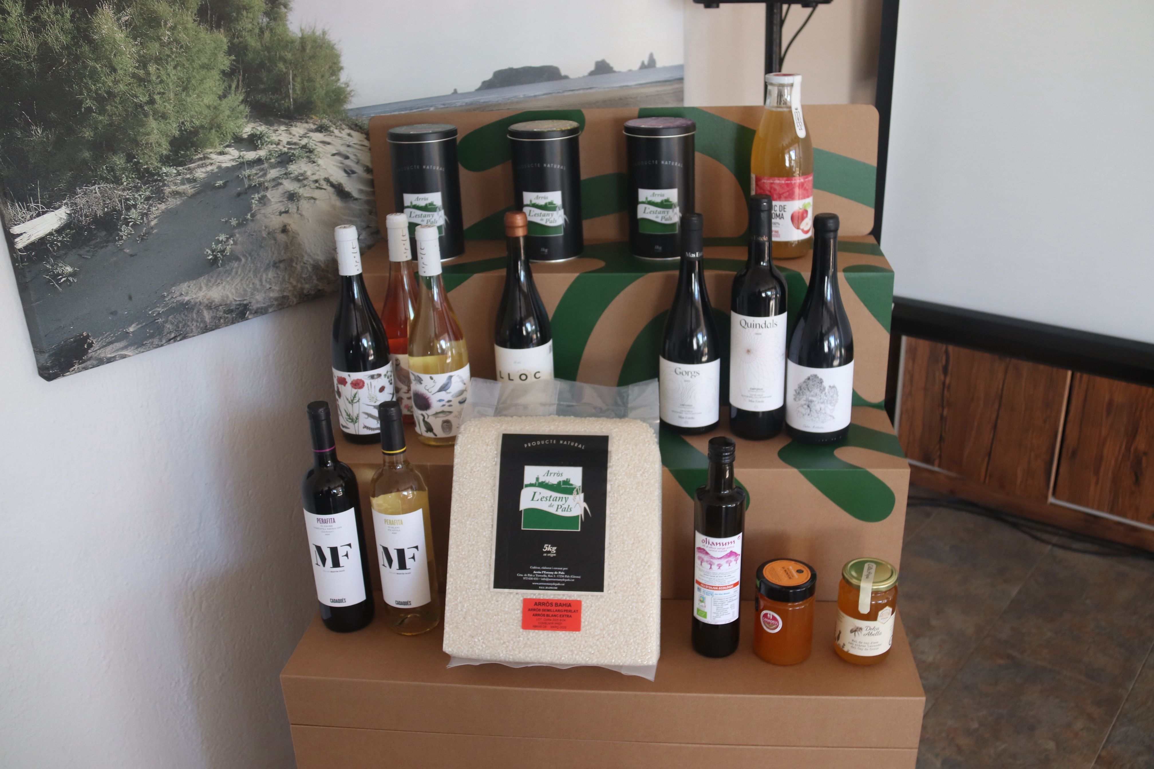 Un mostrador amb alguns dels productes que participen en el programa 'Fet al parc' que ha impulsat el Departament de Territori | Aleix Freixas (ACN)