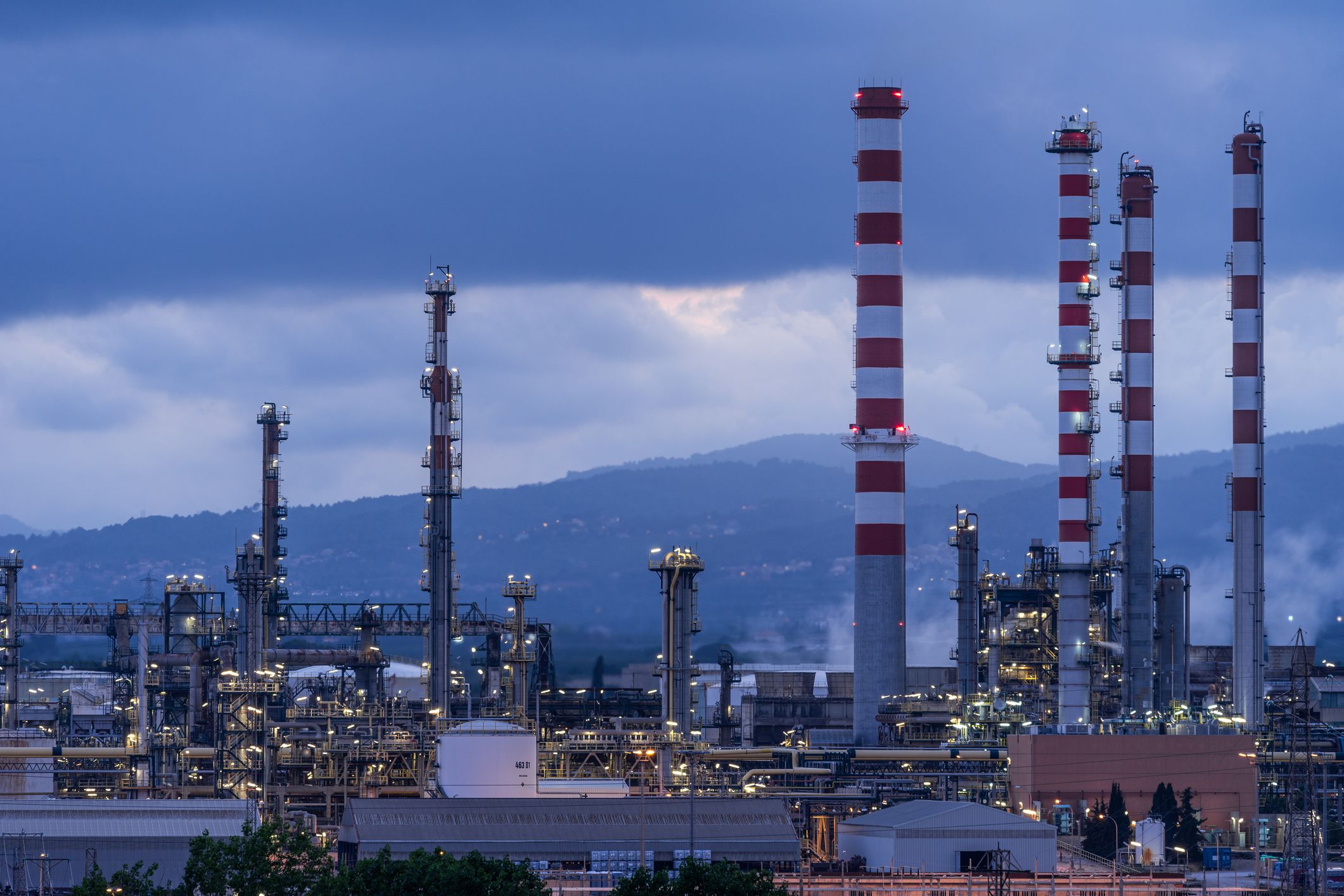 Les xemeneies de la refineria de Repsol a Tarragona | iStock
