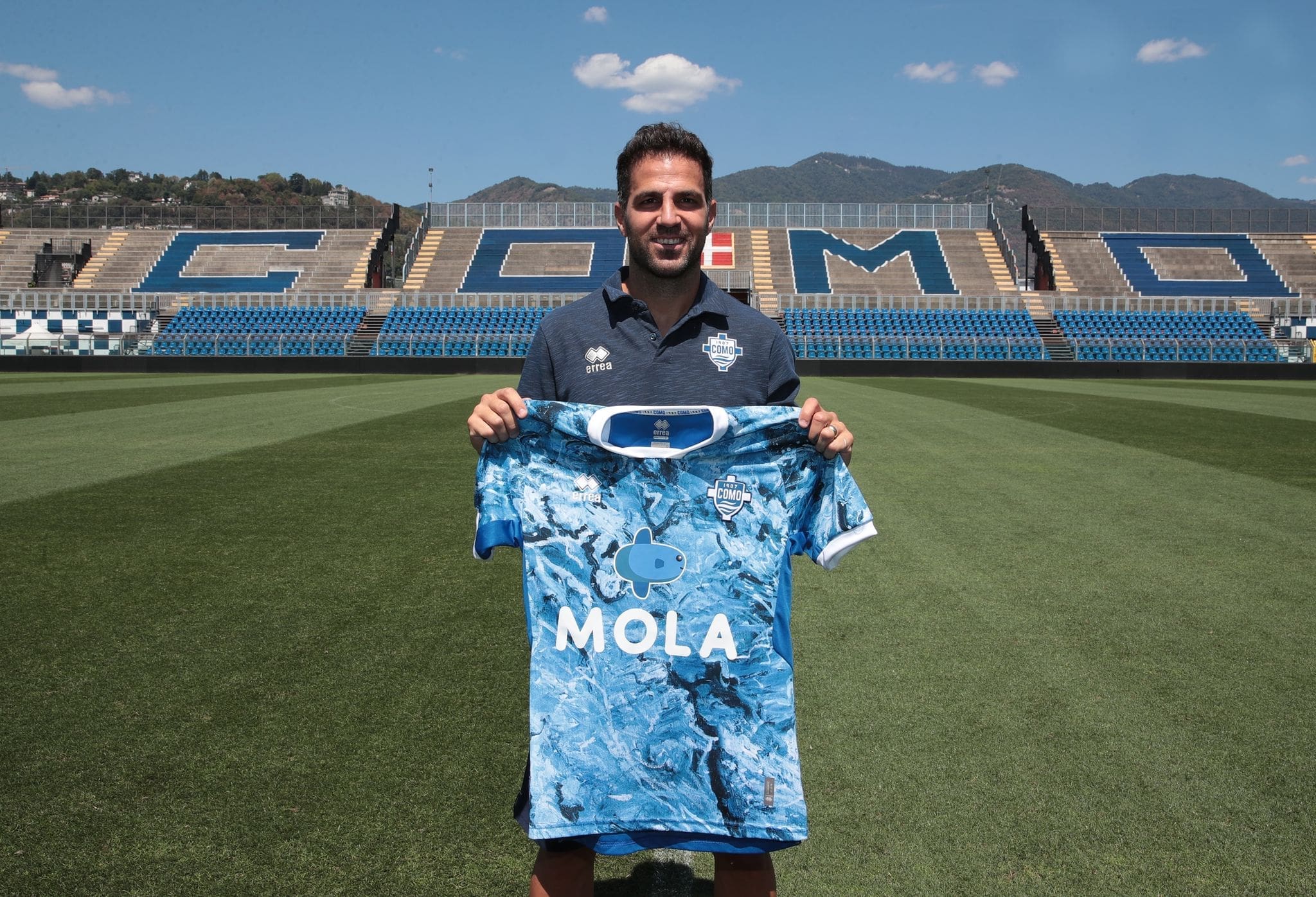 Cesc Fàbregas presenta una equipación del Como 1907, equipo italiano donde se retiró como futbolista y hoy entrena | Como 1907