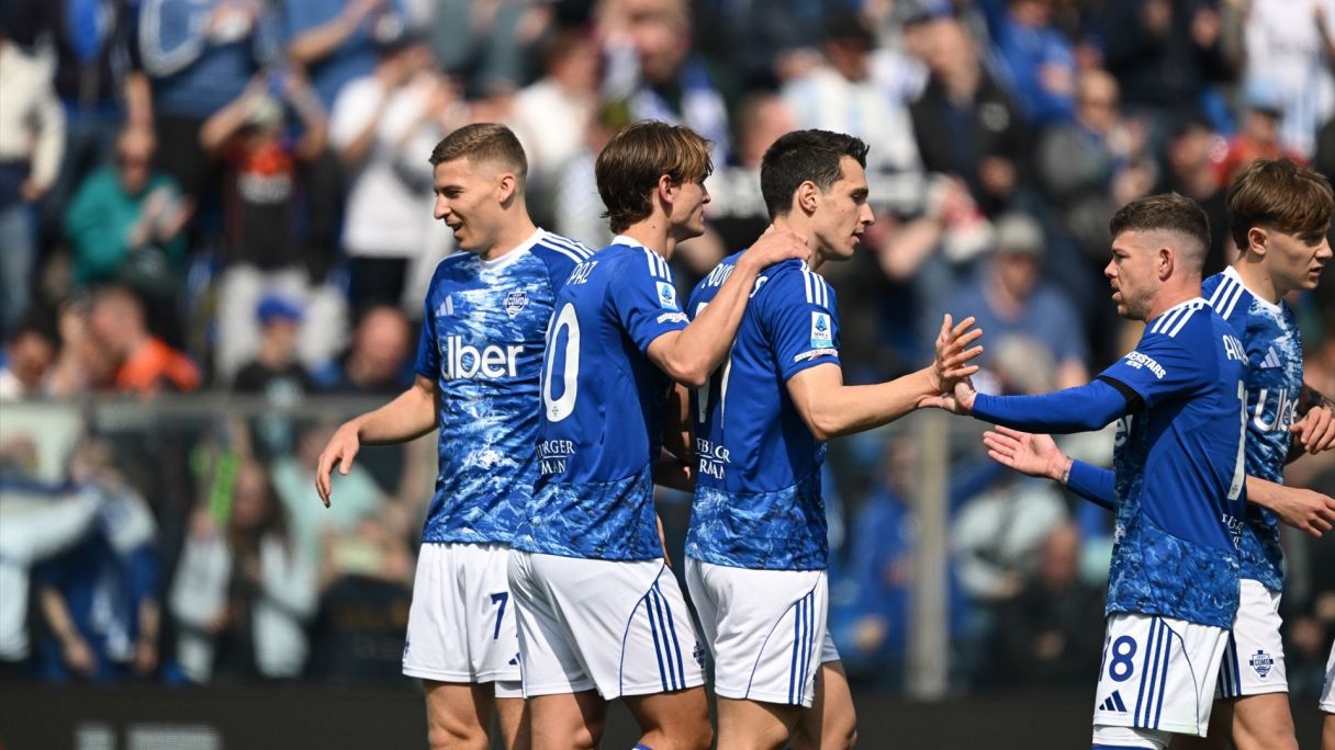 Anastasios Douvikas (Como 1907) celebra un gol ante el Pisa | Tiziano Ballabio (LiveMedia-IPA / Z / DPA / Europa Press)