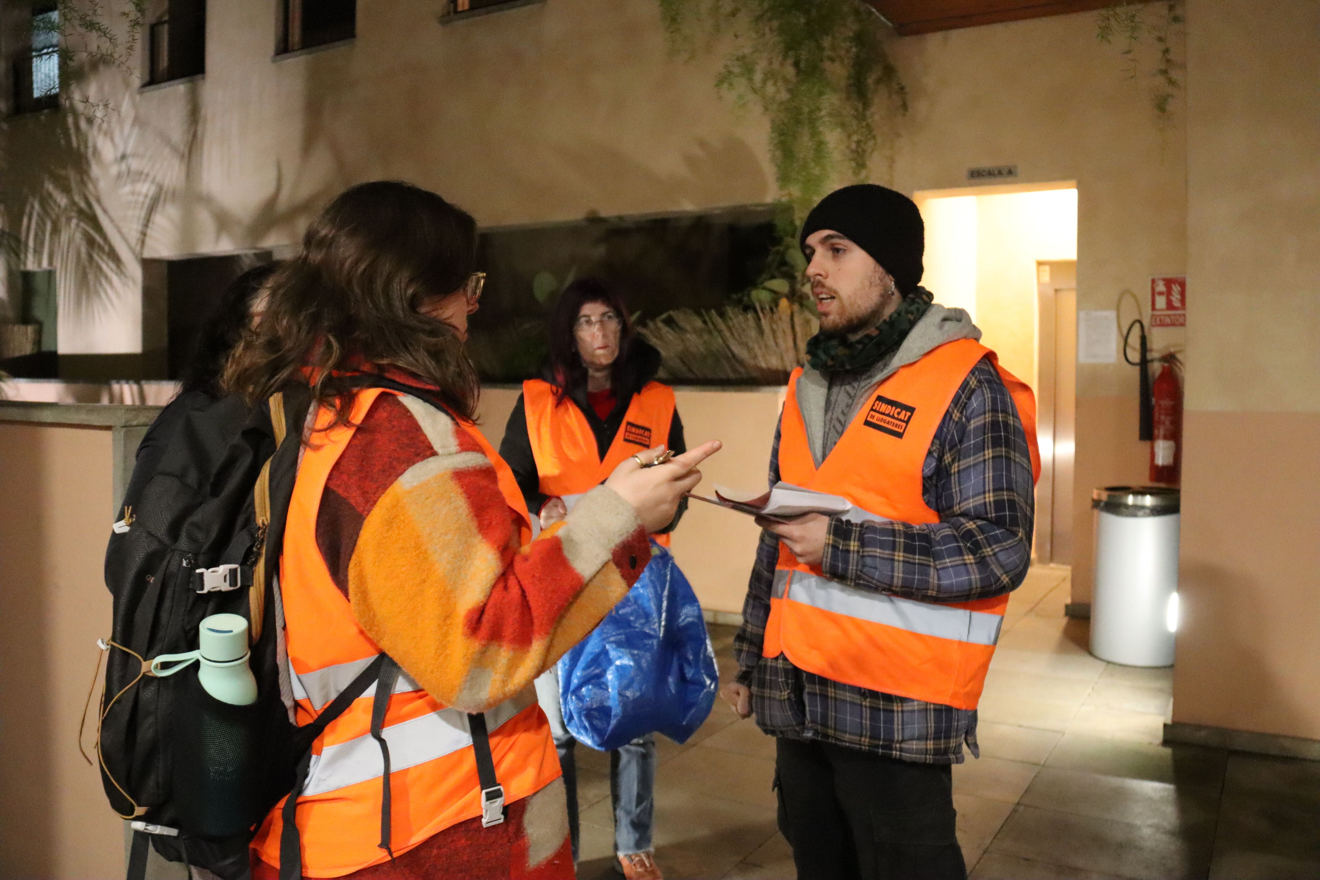 Militantes del Sindicato de Inquilinas haciendo un puerta a puerta en un bloque de 50 pisos de Barcelona | Nazaret Romero (ACN) Militantes del Sindicato de Inquilinas haciendo un puerta a puerta en un bloque de 50 pisos de Barcelona | Nazaret Romero (ACN)