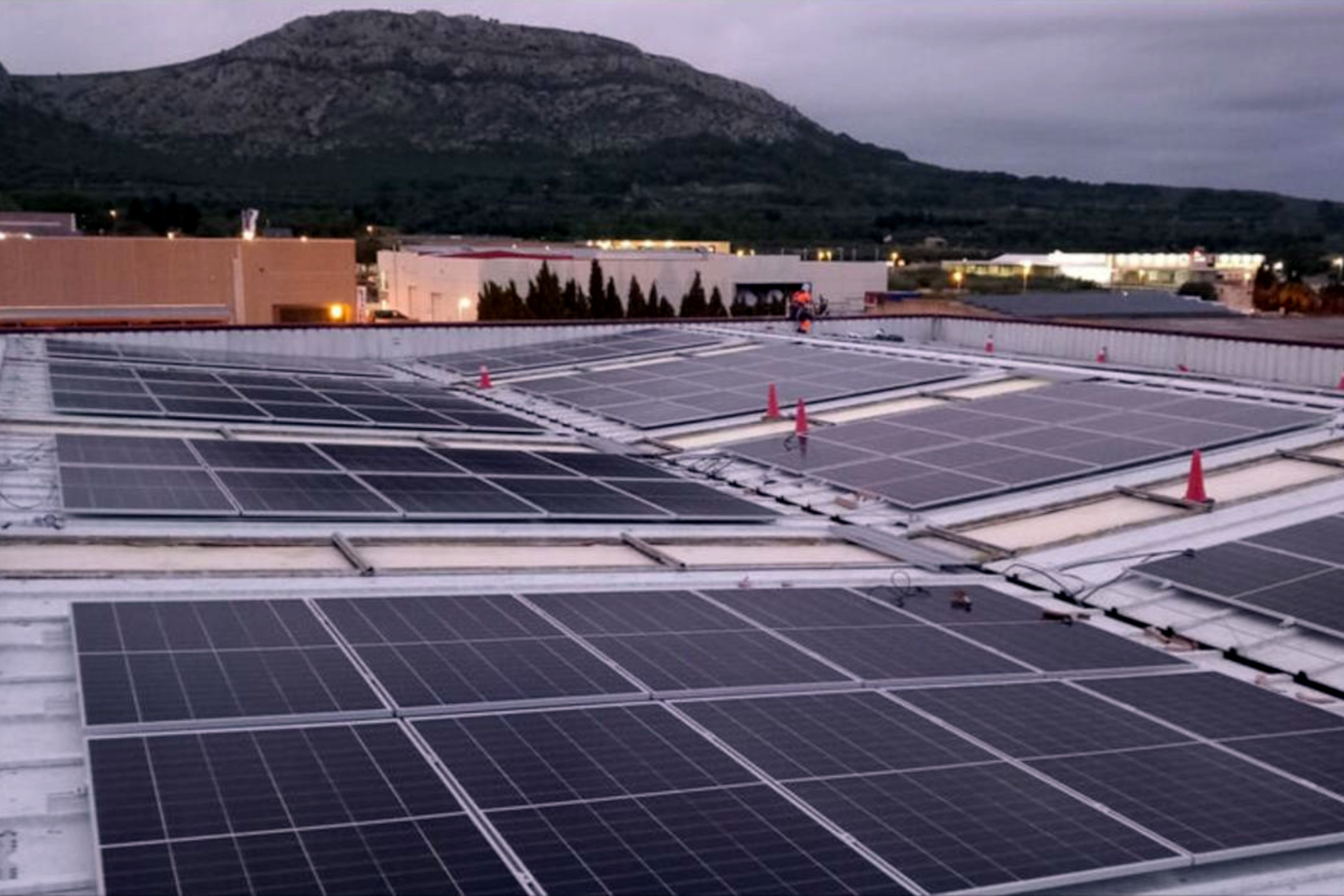 Plaques solars instal·lades a la seu de la Brigada Municipal | Maria Garcia (ACN)