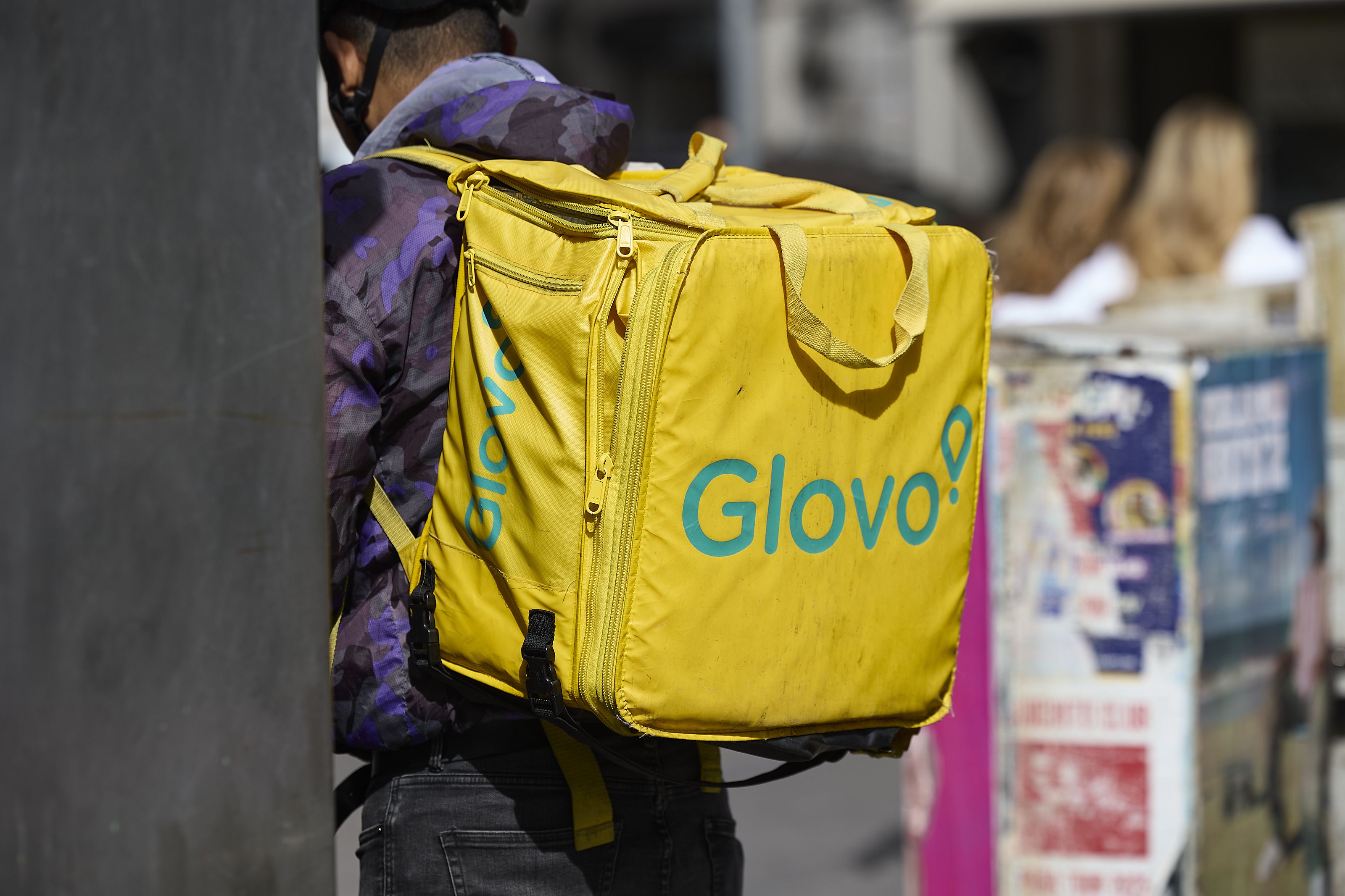 Un repartidor de Glovo en una calle de Madrid | Jesús Hellín (Europa Press)
