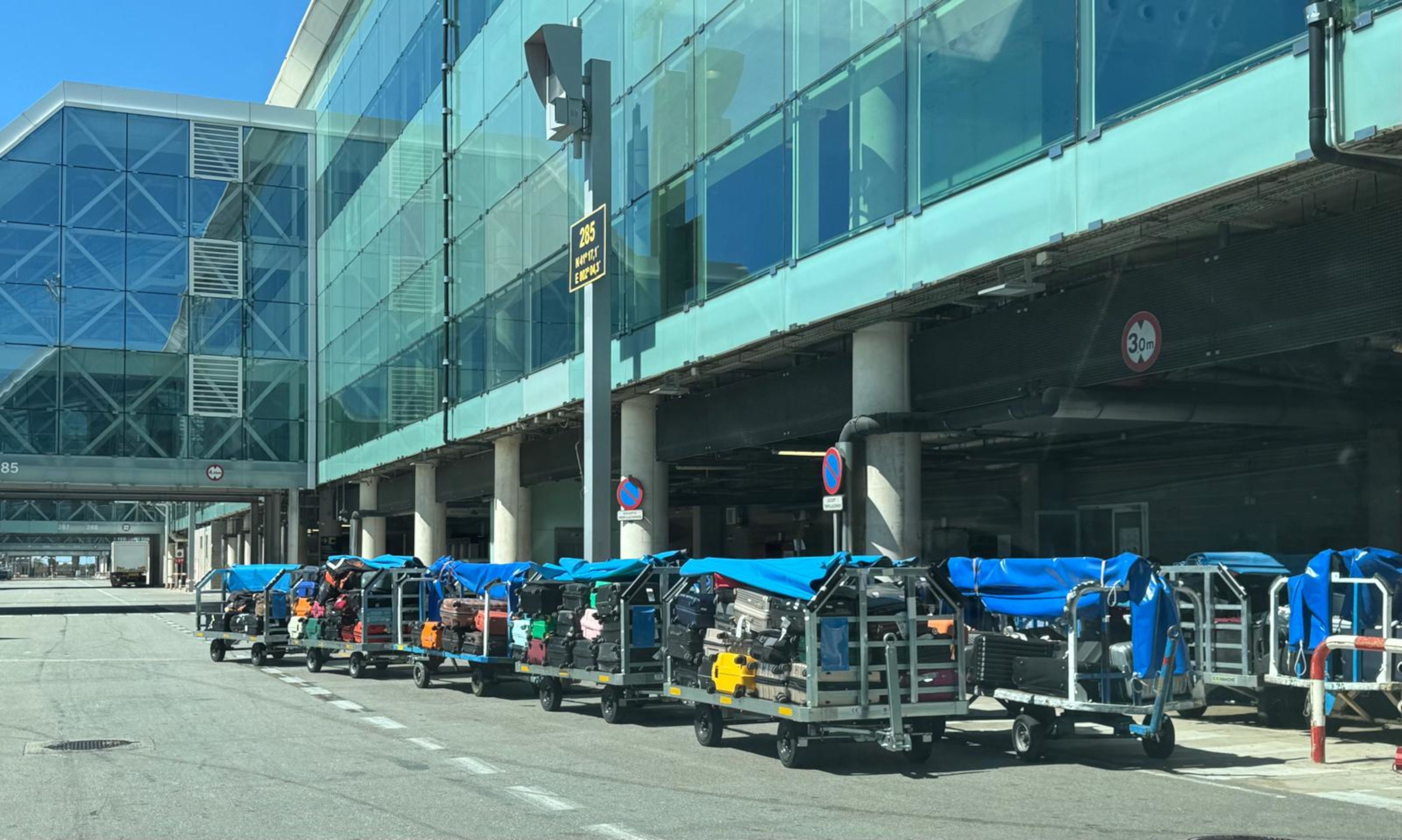 Equipatges que s'han quedat a terra a l'aeroport del Prat per la vaga de Groundforce | ACN