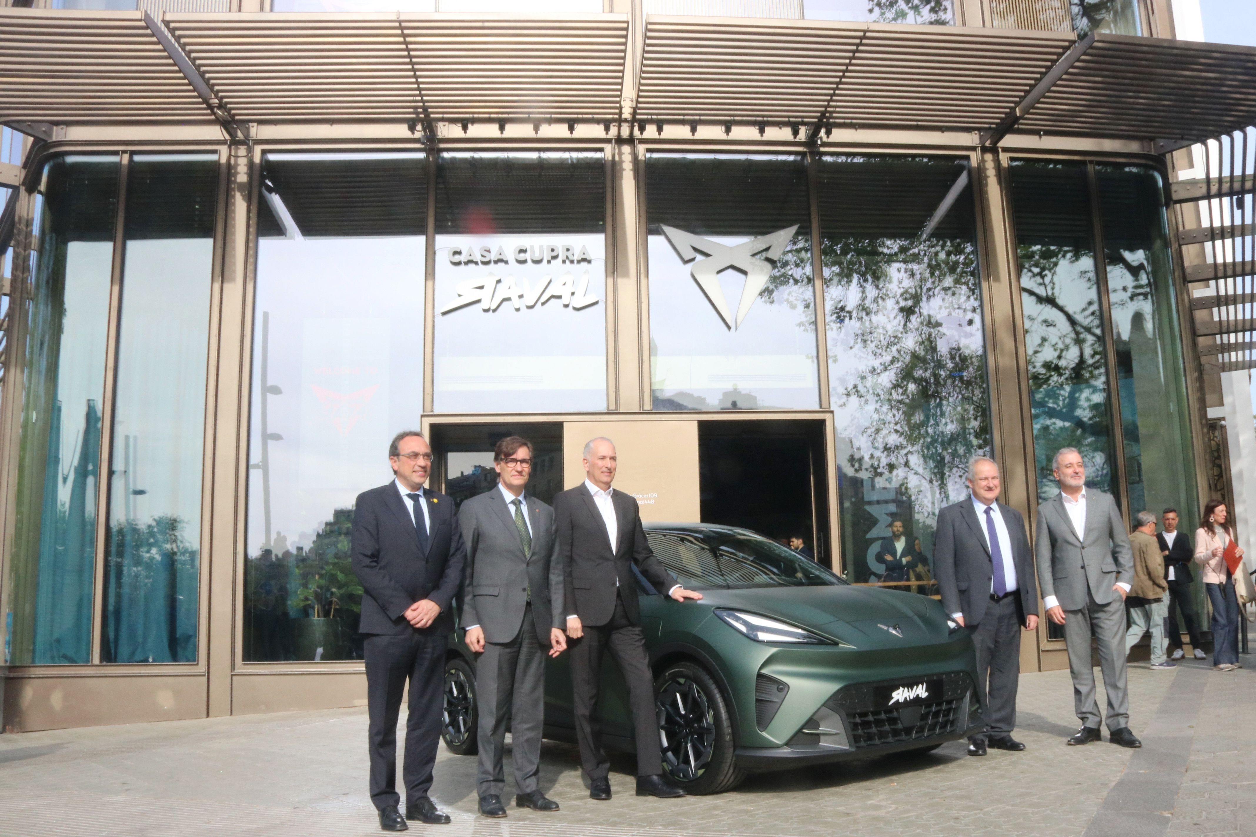 Seat desvela el nou Cupra Raval en un acte on hi participa el conseller delegat de la marca, Markus Haupt; acompanyat de Josep Rull, Salvador Illa, Jordi Hereu i Jaume Collboni | Maria Asmarat (ACN)