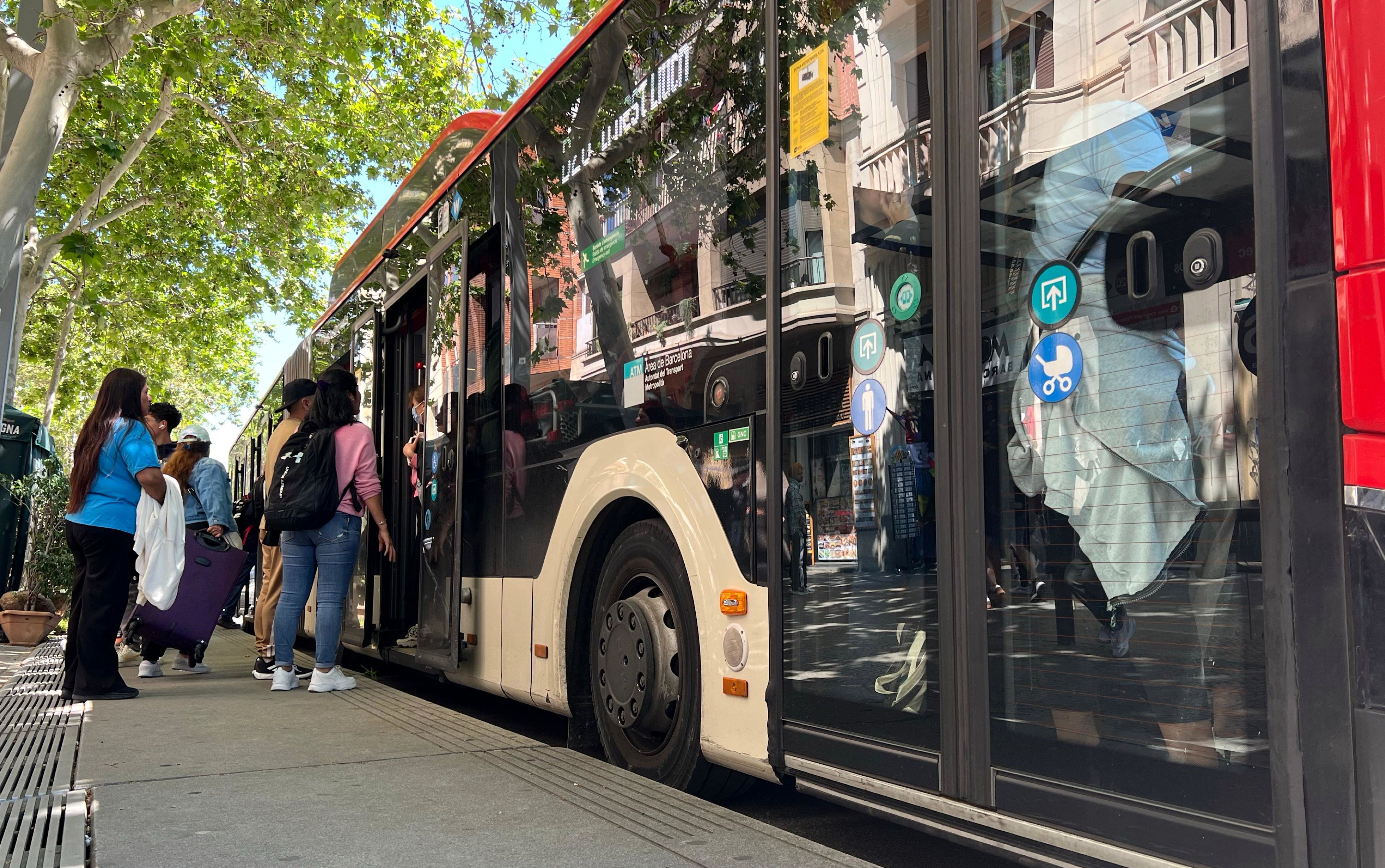 Cues de passatgers en una parada d'autobús de Barcelona | Norma Vidal (ACN)