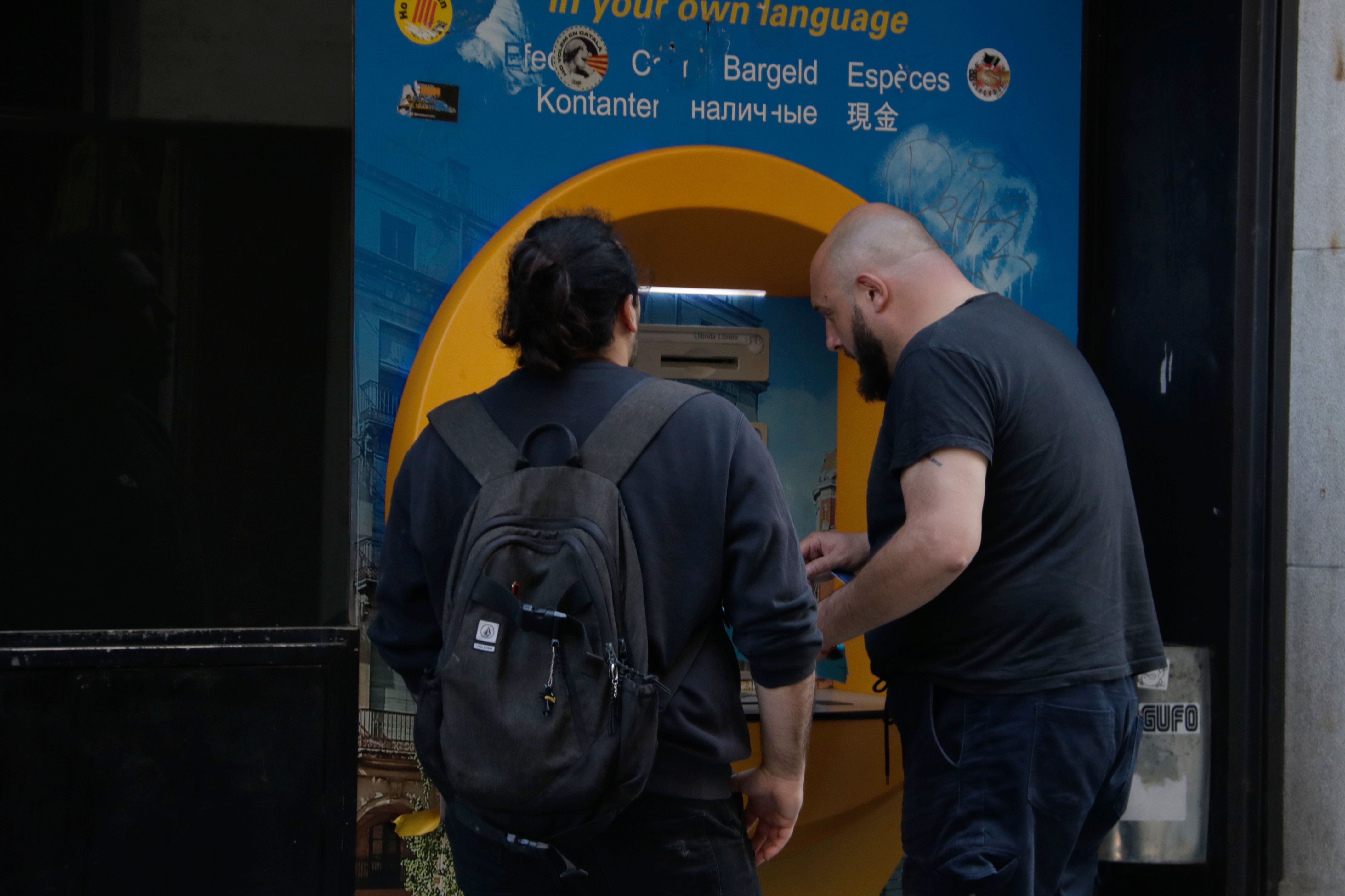 Dos homes traient diners d'un caixer a Girona | Marina López (ACN)