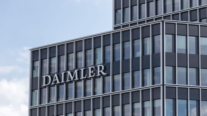 El logo de Daimler, en la sede central de Stuttgart | iStock El logo de Daimler, en la sede central de Stuttgart | iStock